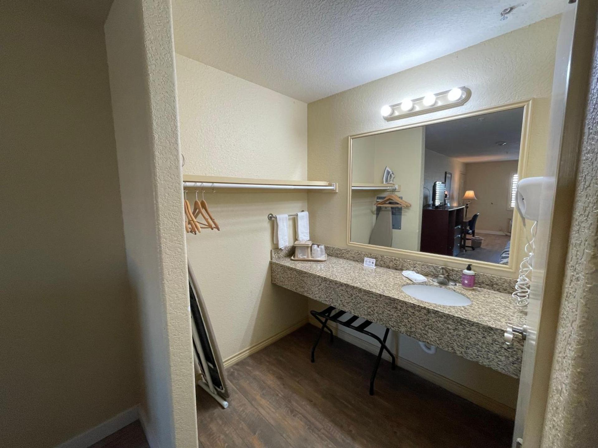 Kenedy Inn and Suites photo 10