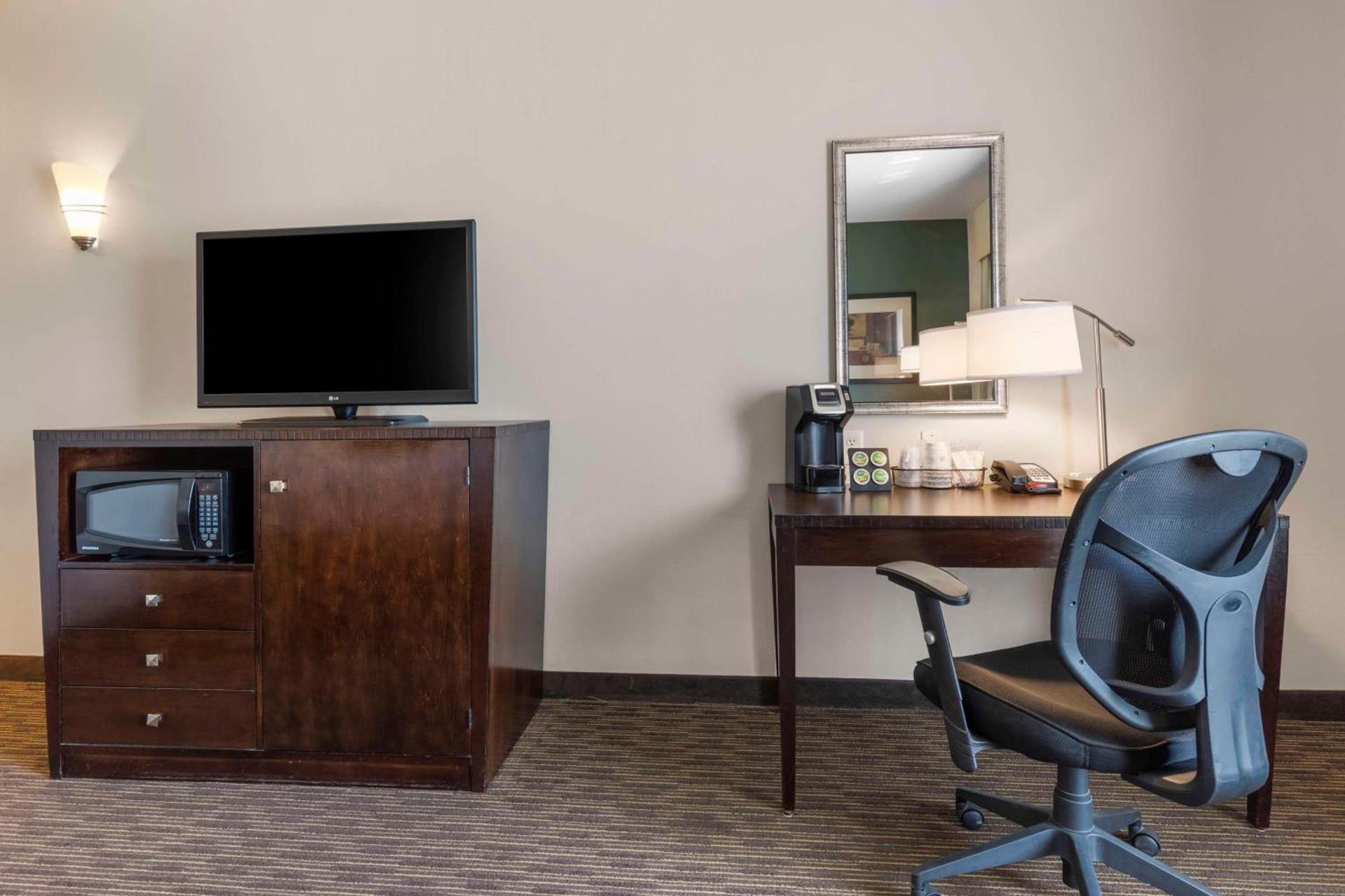 Best Western Plus Duncanville Dallas photo 13