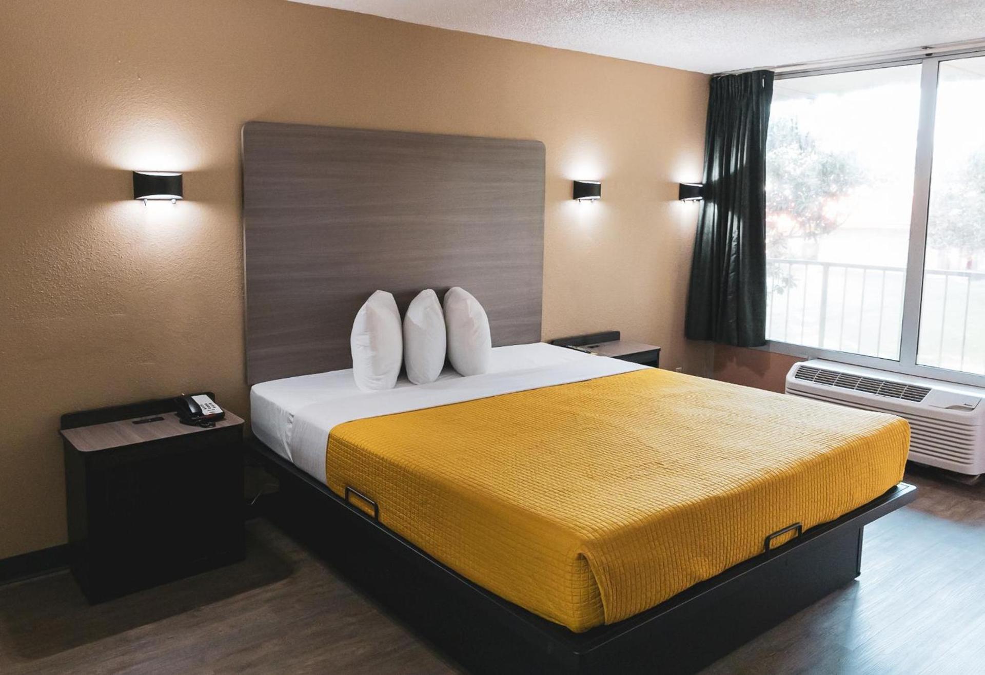 Express Inn & Suites photo 11