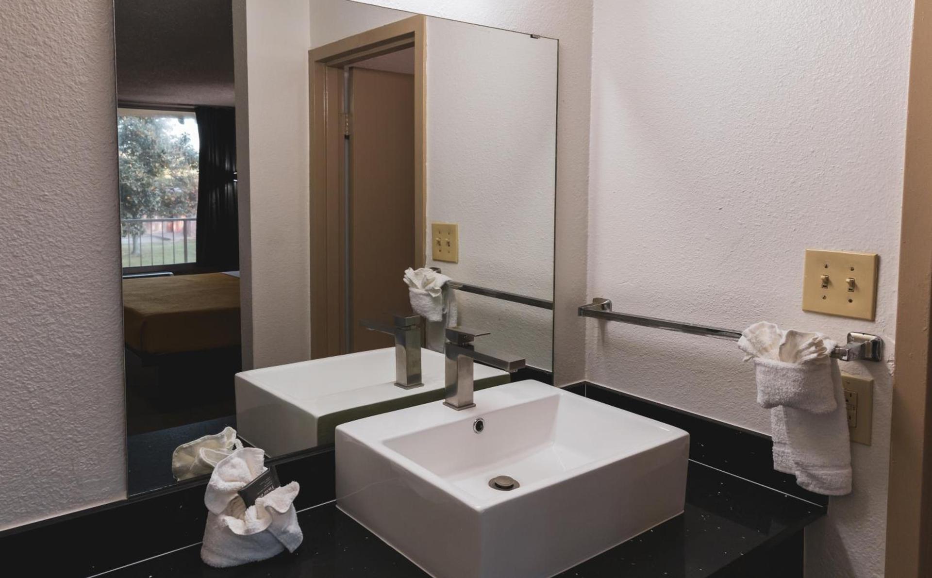 Express Inn & Suites photo 13