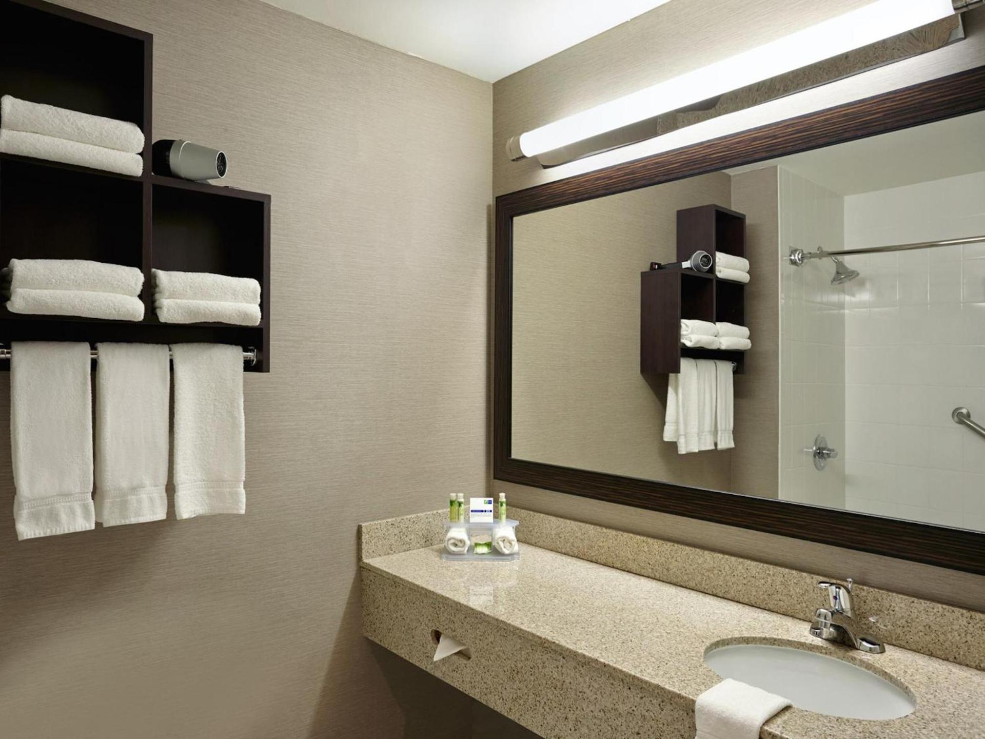 Holiday Inn Express & Suites Naples Downtown - 5th Avenue by IHG photo 25