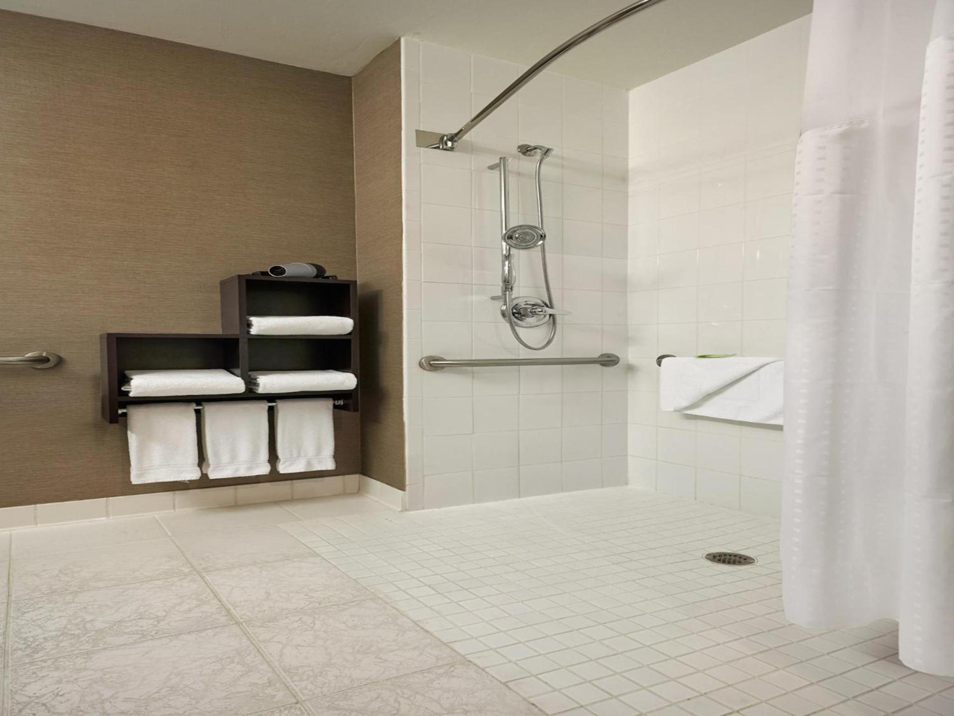 Holiday Inn Express & Suites Naples Downtown - 5th Avenue by IHG photo 26