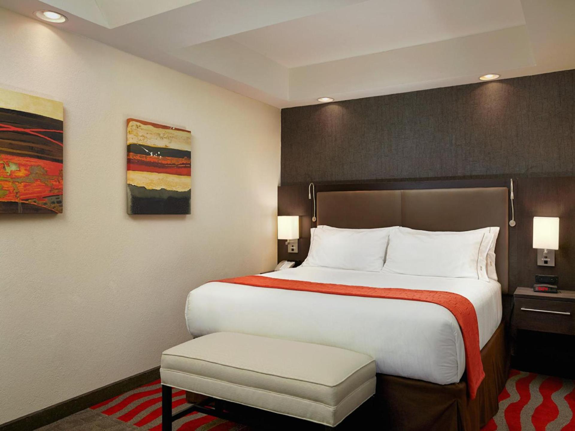 Holiday Inn Express & Suites Naples Downtown - 5th Avenue by IHG photo 5