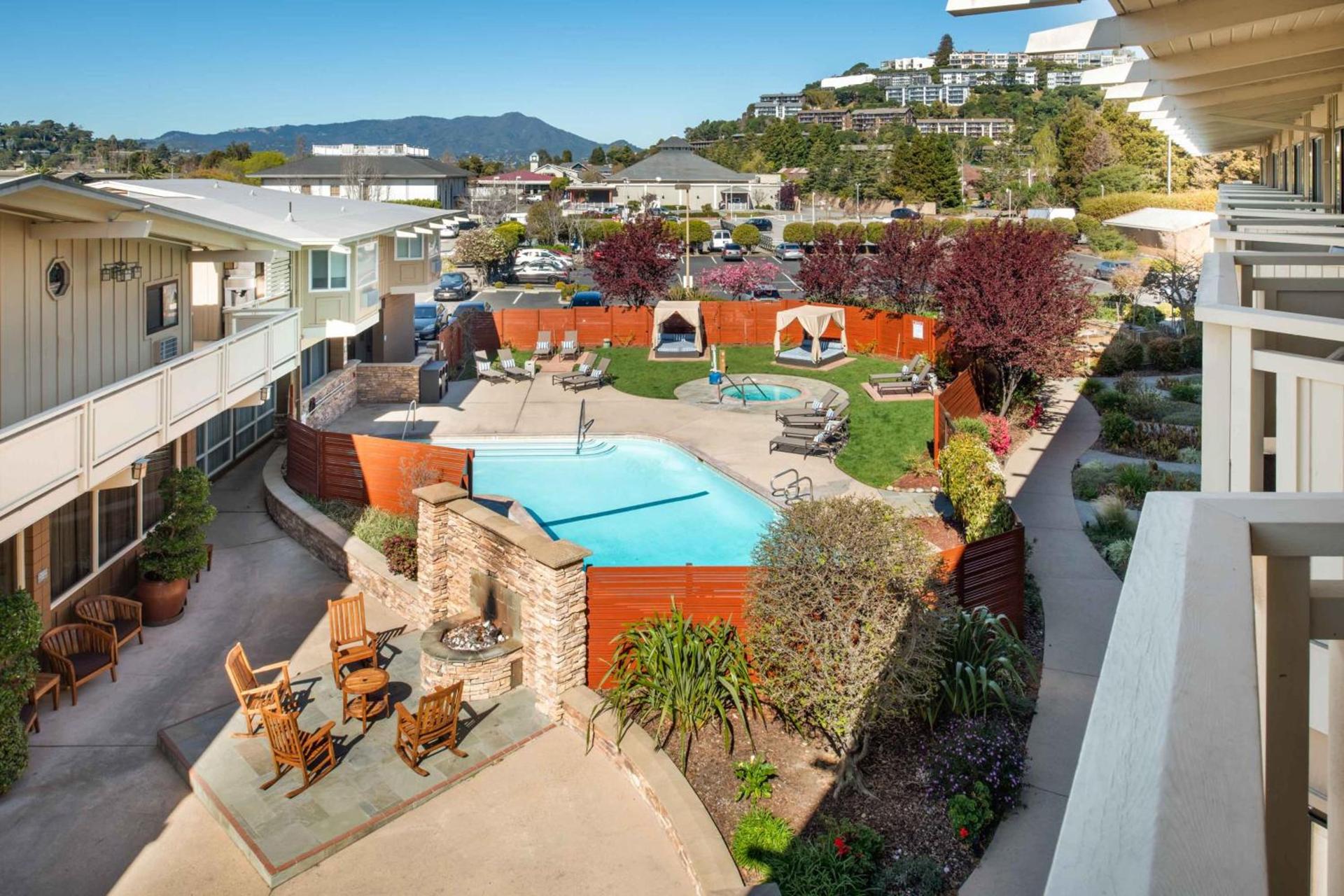 The Lodge at Tiburon photo 36
