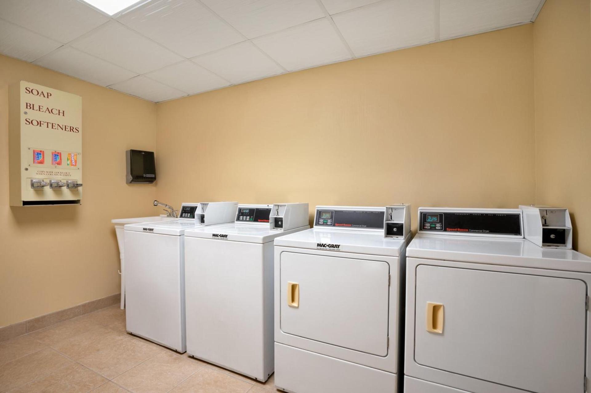 Days Inn by Wyndham Jacksonville Airport photo 29
