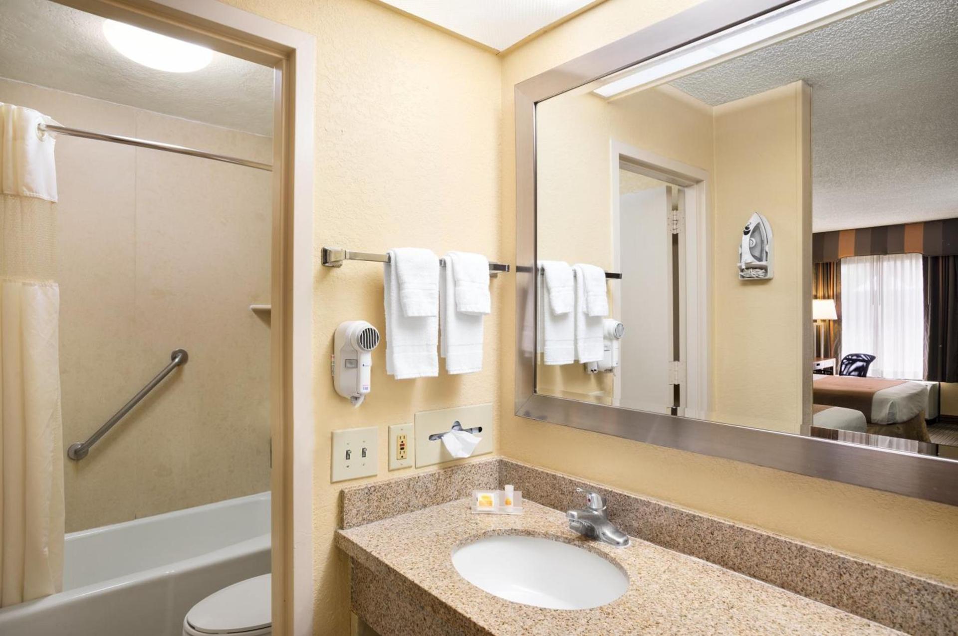 Days Inn by Wyndham Jacksonville Airport photo 32
