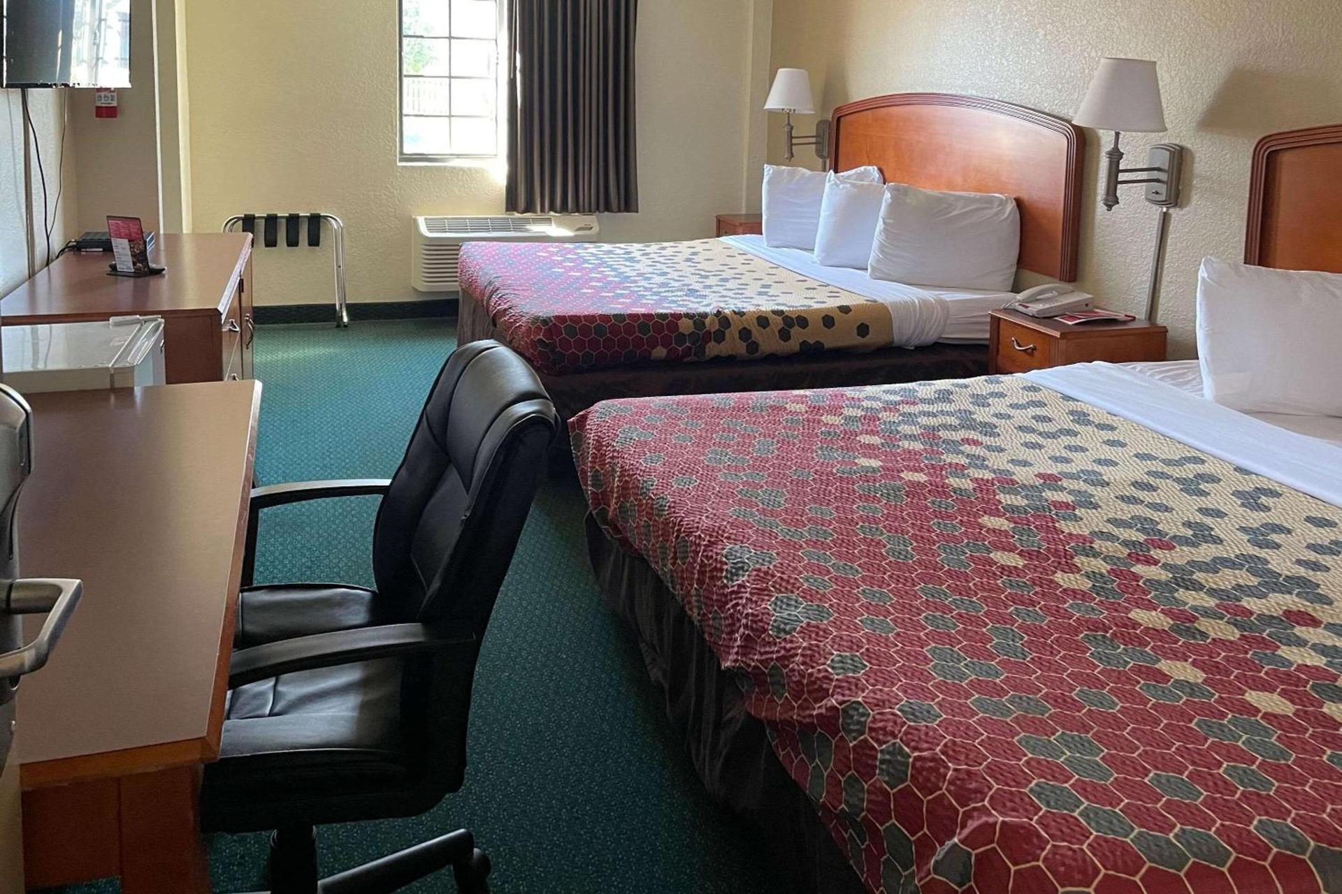 Econo Lodge Kalamazoo near Wings Stadium photo 15