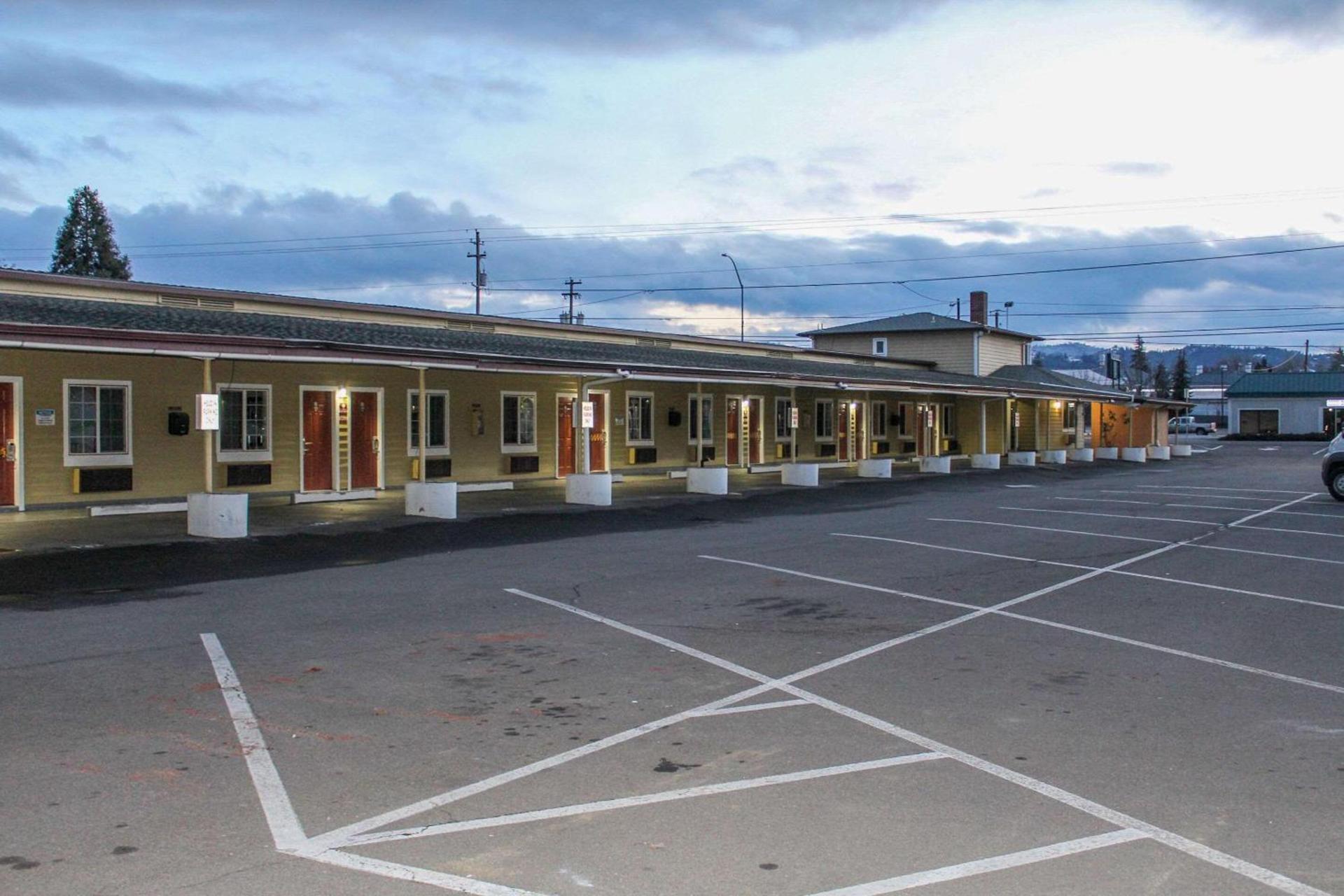 Rodeway Inn Medford South I-5 photo 3