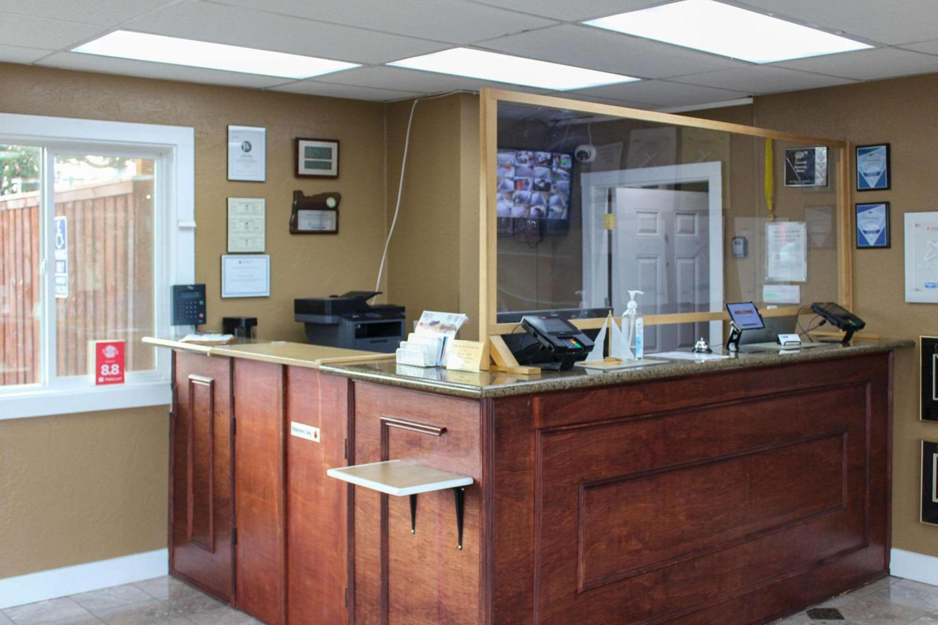 Rodeway Inn Medford South I-5 photo 8