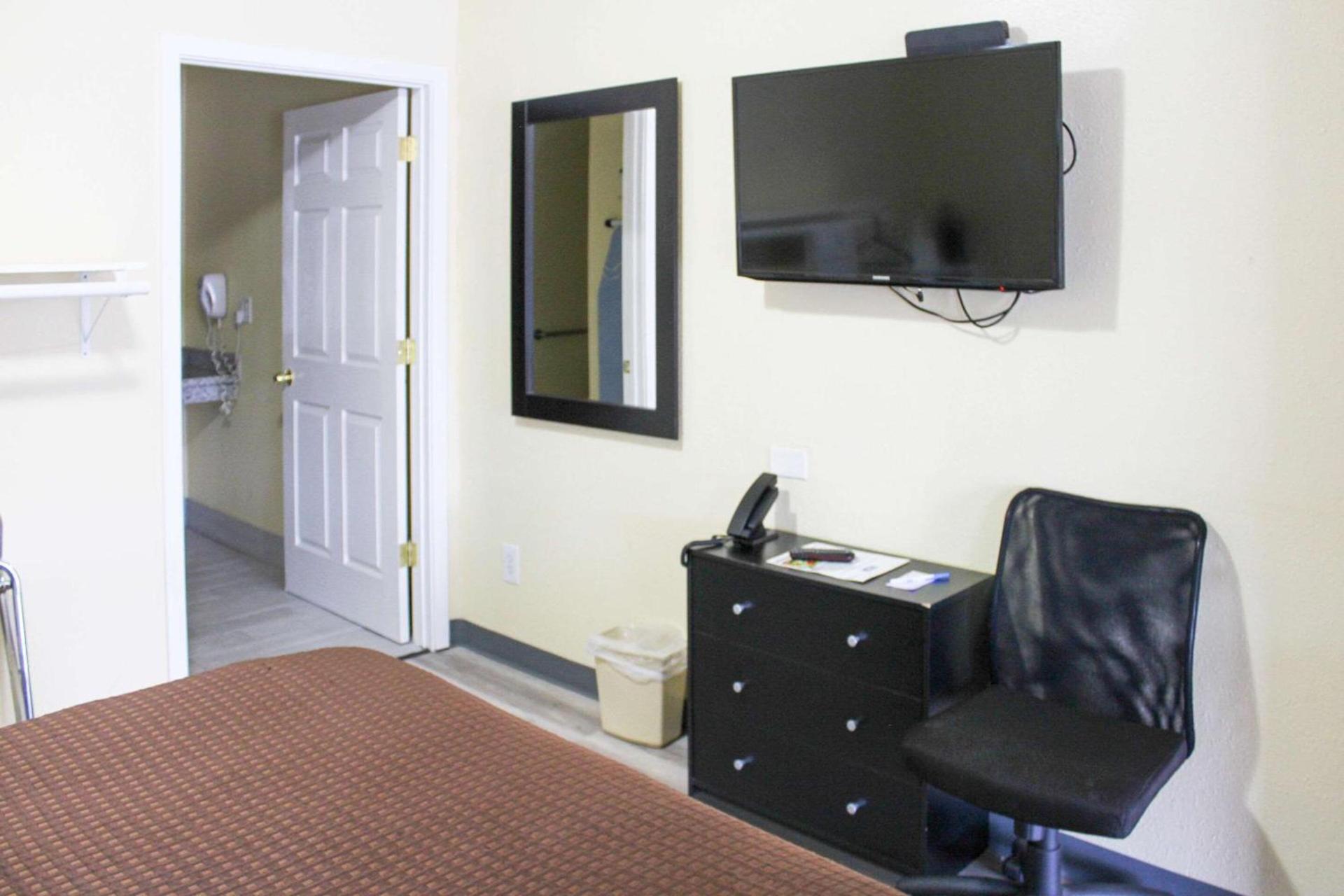 Rodeway Inn Medford South I-5 photo 10