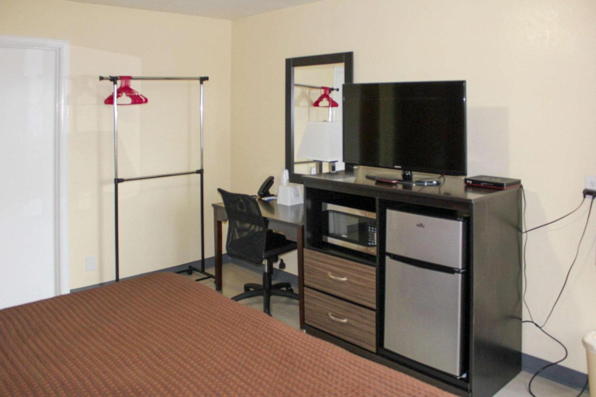 Rodeway Inn Medford South I-5 photo 22