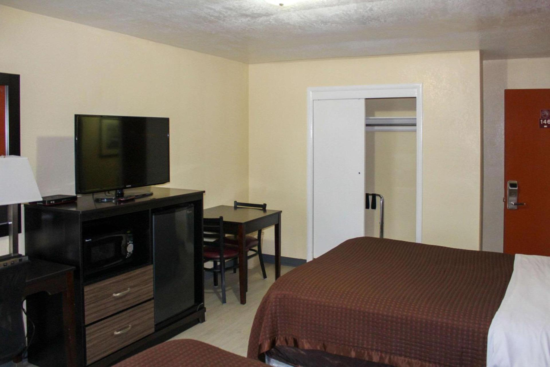 Rodeway Inn Medford South I-5 photo 29
