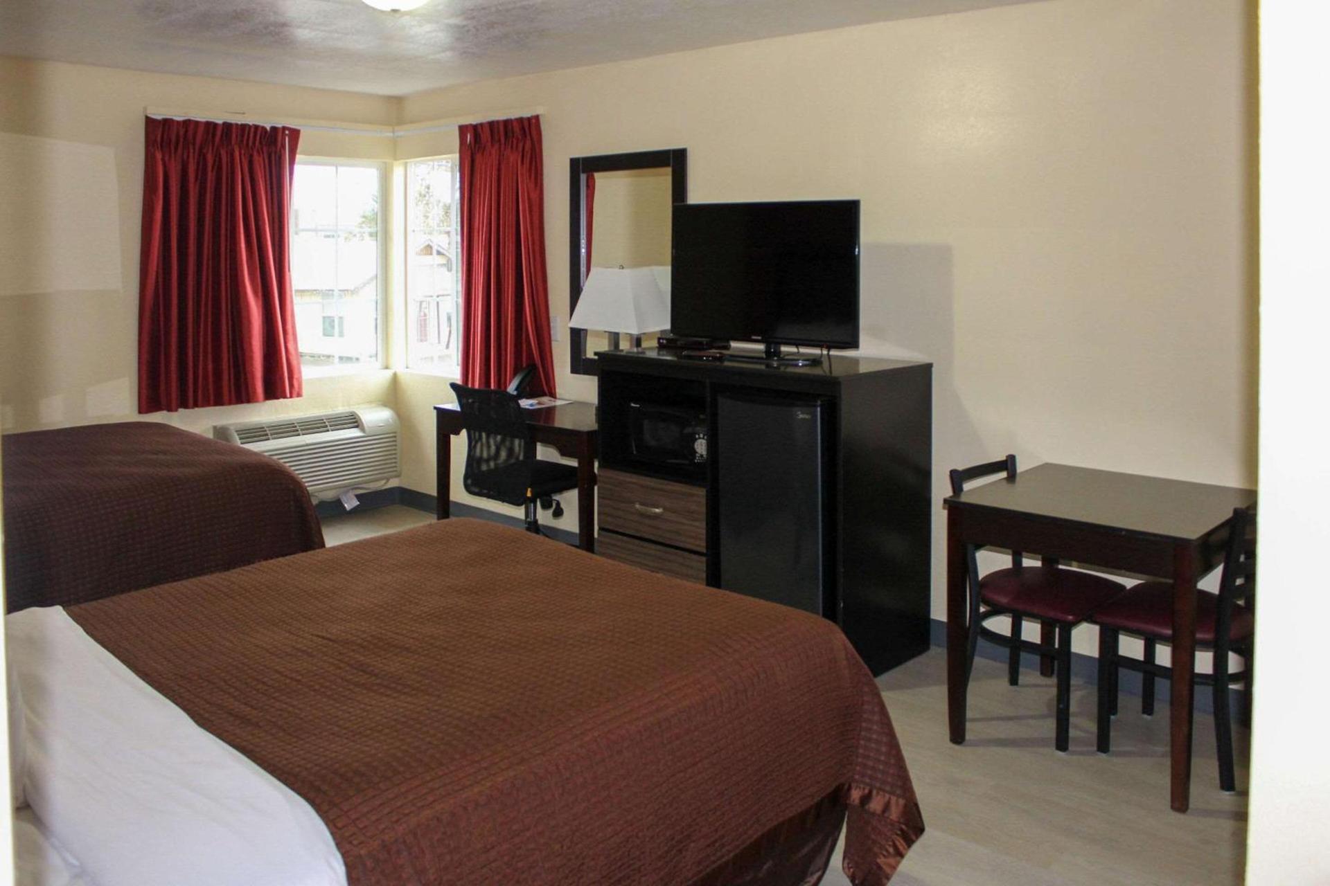 Rodeway Inn Medford South I-5 photo 30