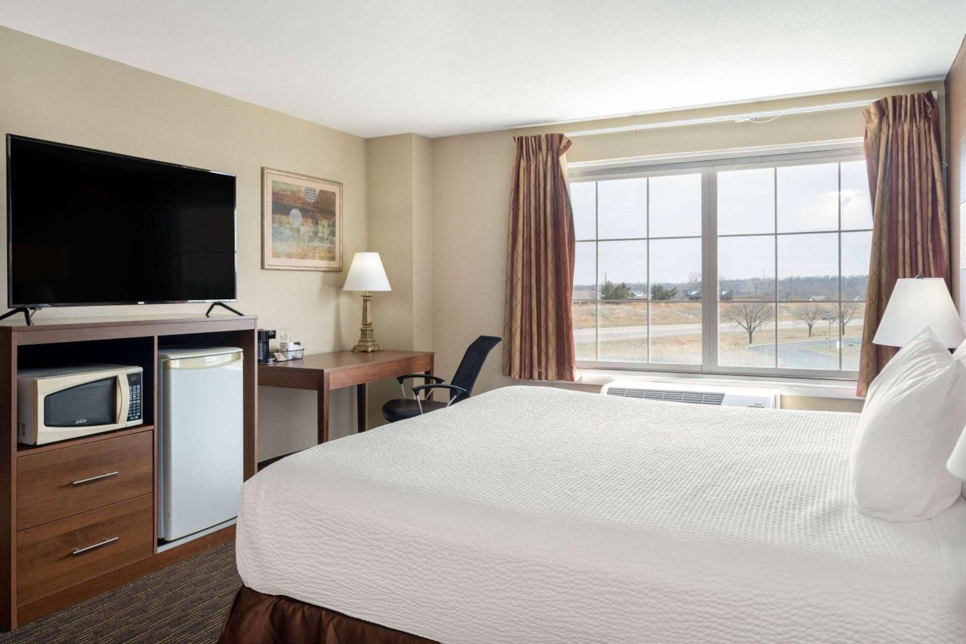 AmericInn by Wyndham Cedar Rapids North photo 20