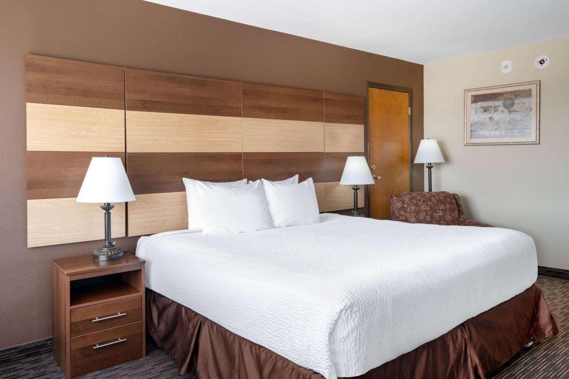 AmericInn by Wyndham Cedar Rapids North photo 17