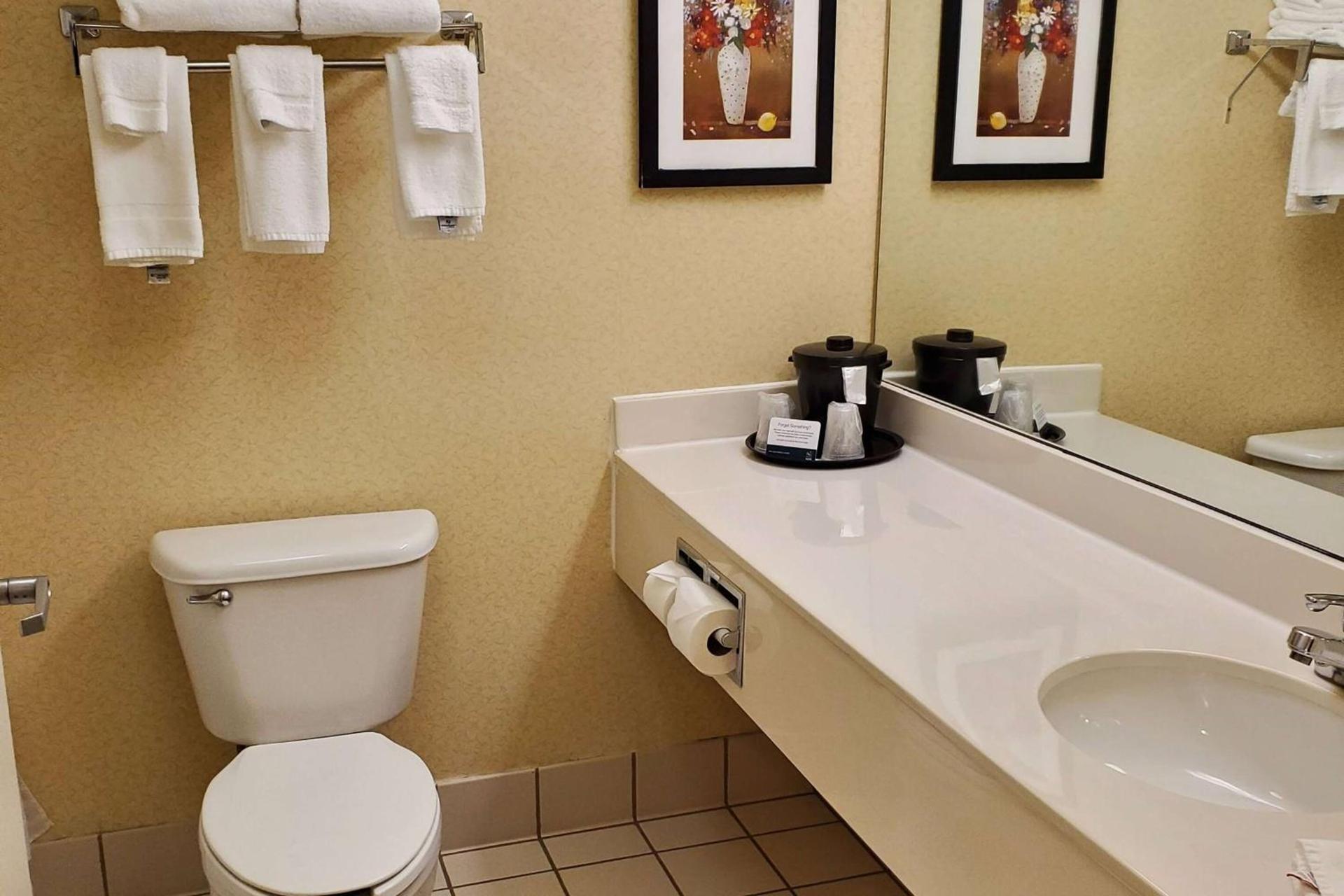 Wingate by Wyndham Uniontown photo 8