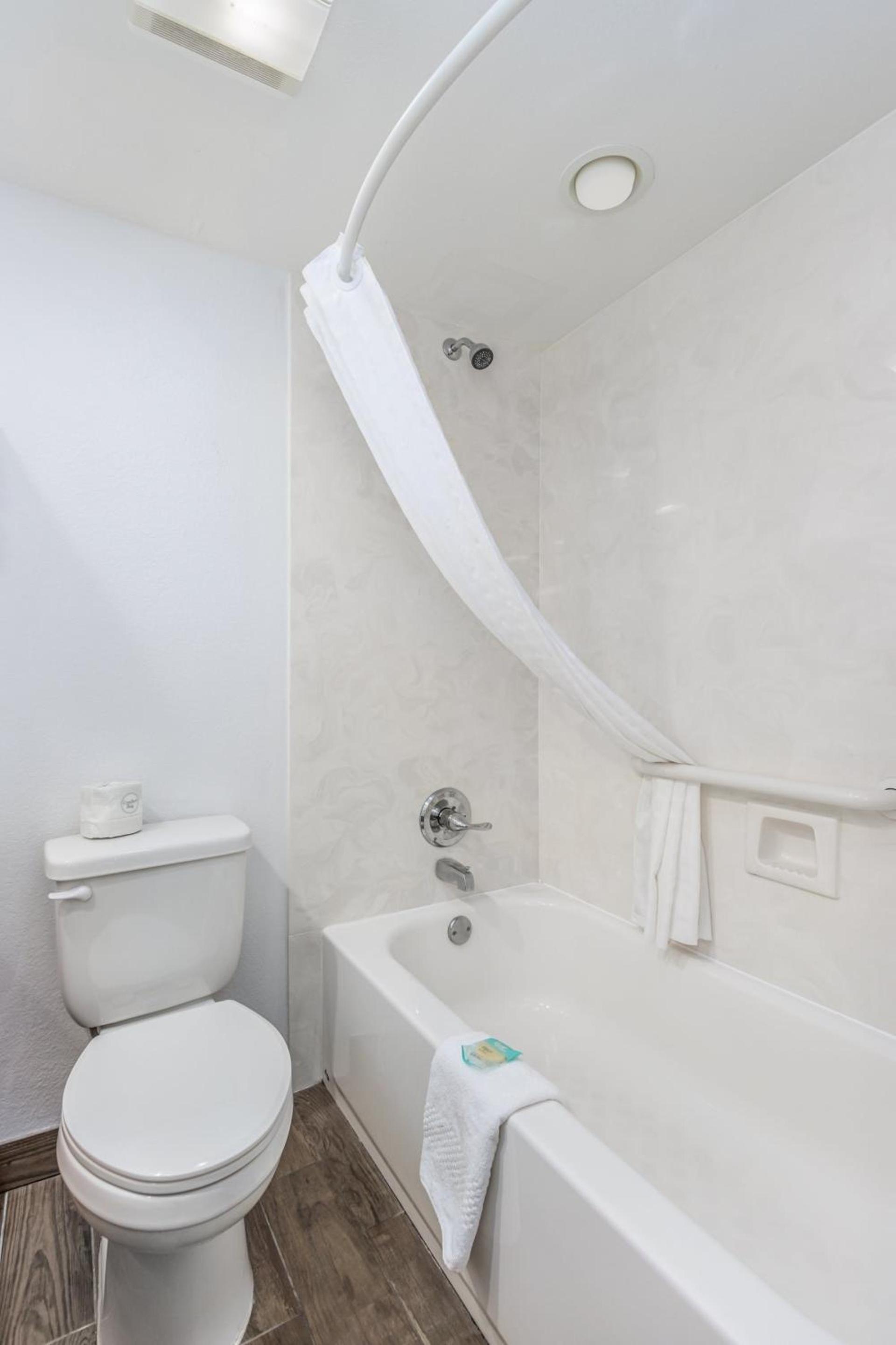 Crossroads Inn & Suites photo 49