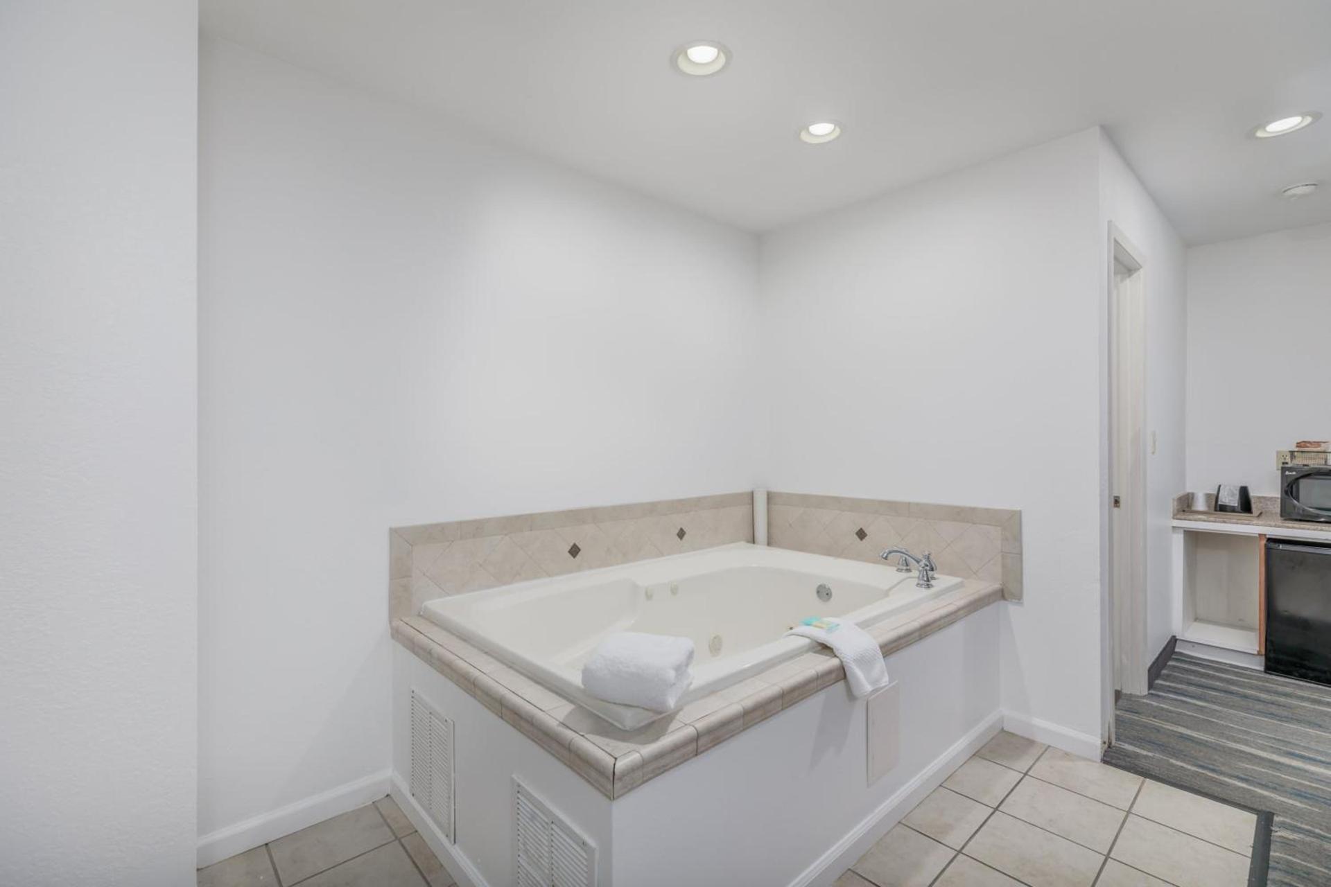 Crossroads Inn & Suites photo 59