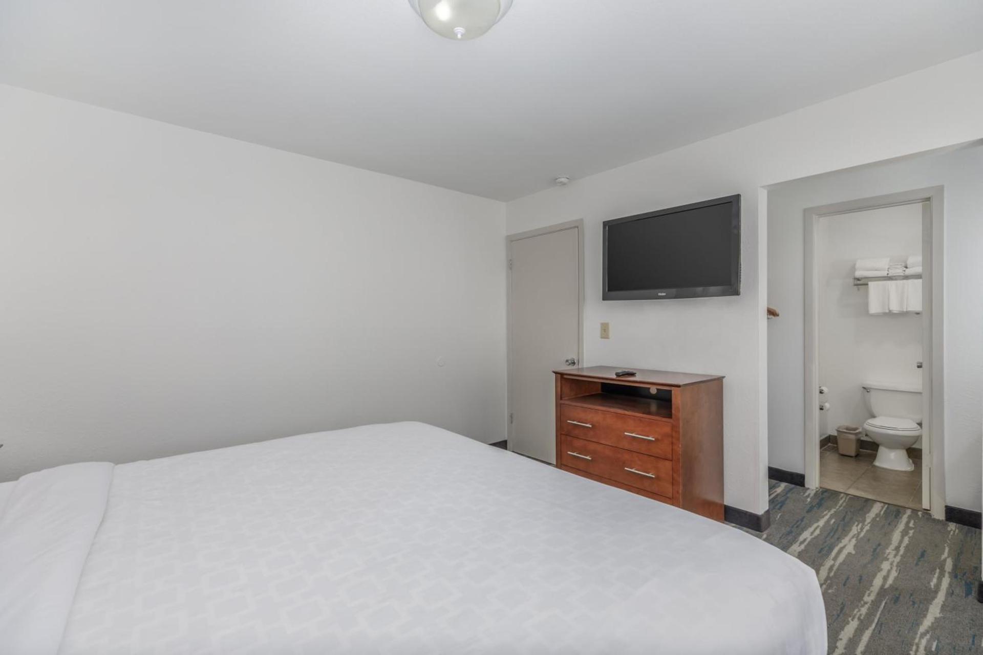 Crossroads Inn & Suites photo 57