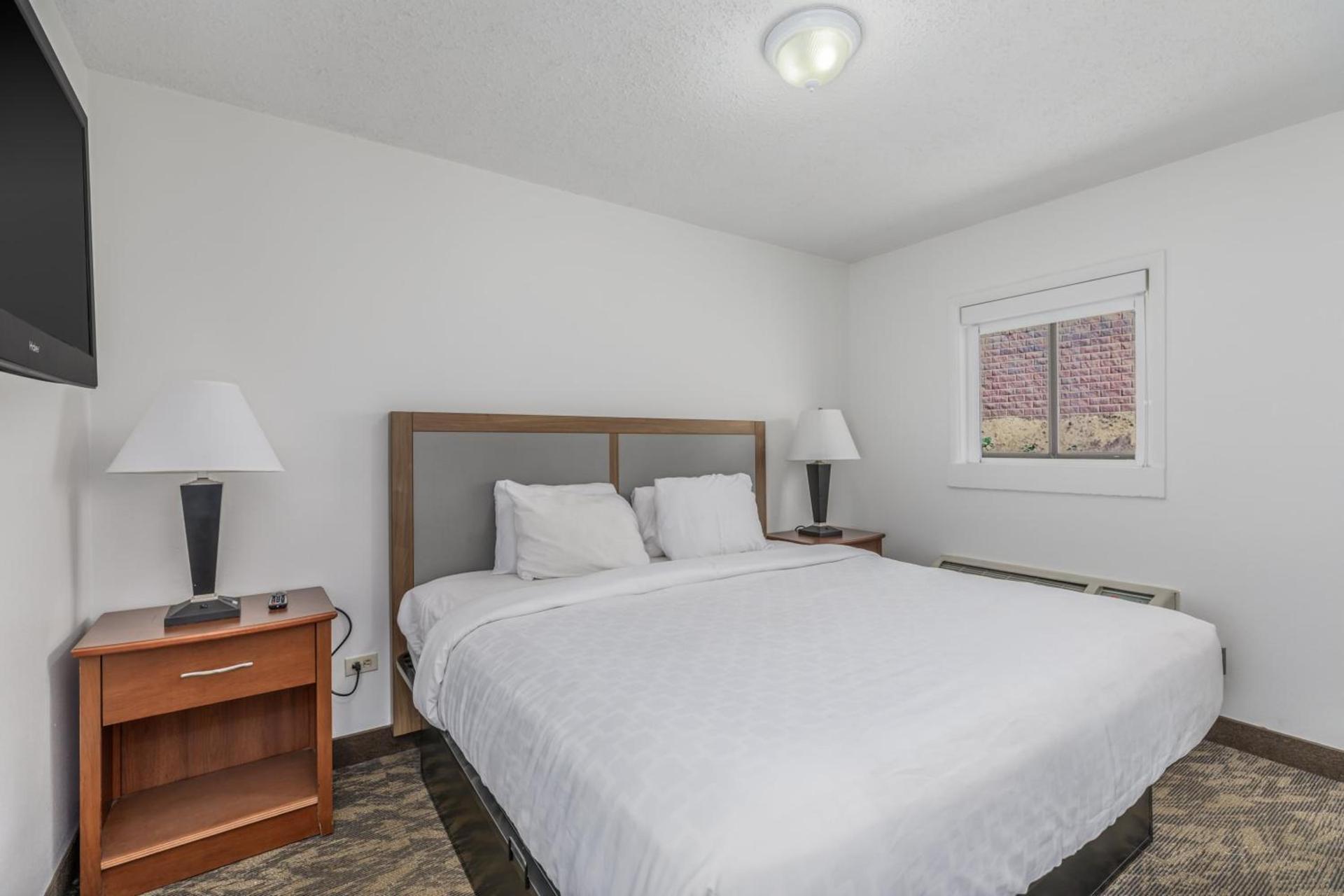Crossroads Inn & Suites photo 56