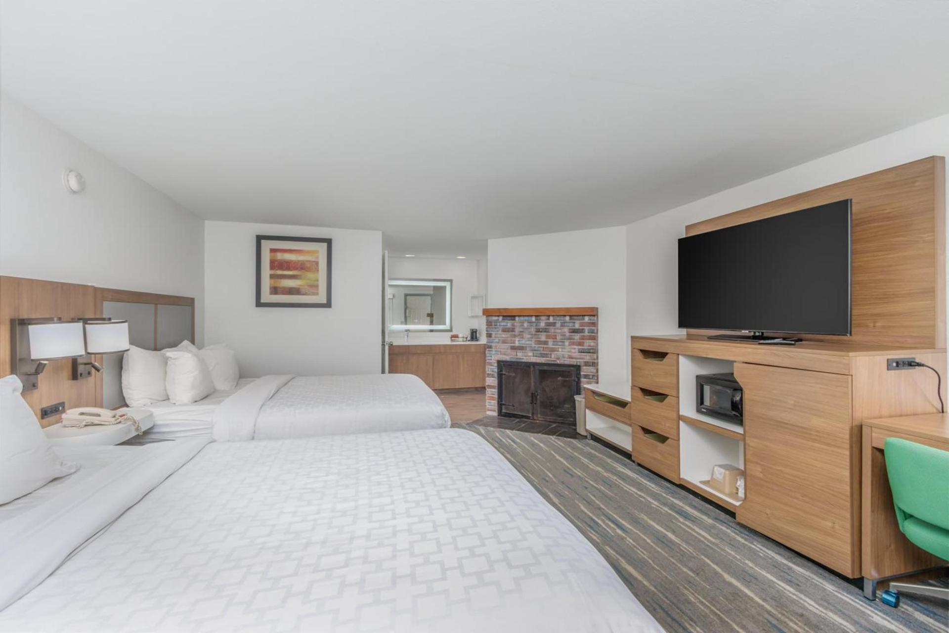 Crossroads Inn & Suites photo 62