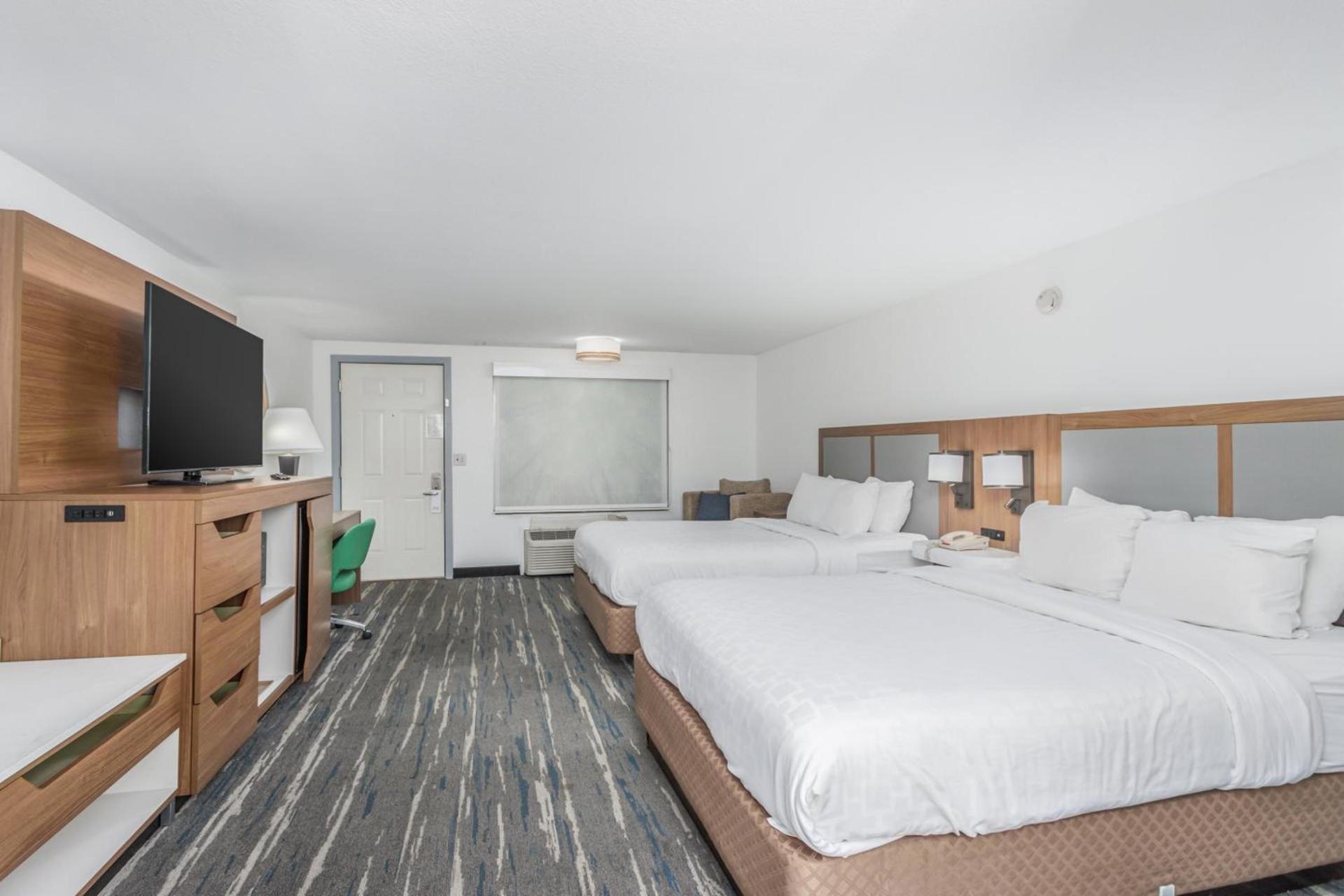 Crossroads Inn & Suites photo 61