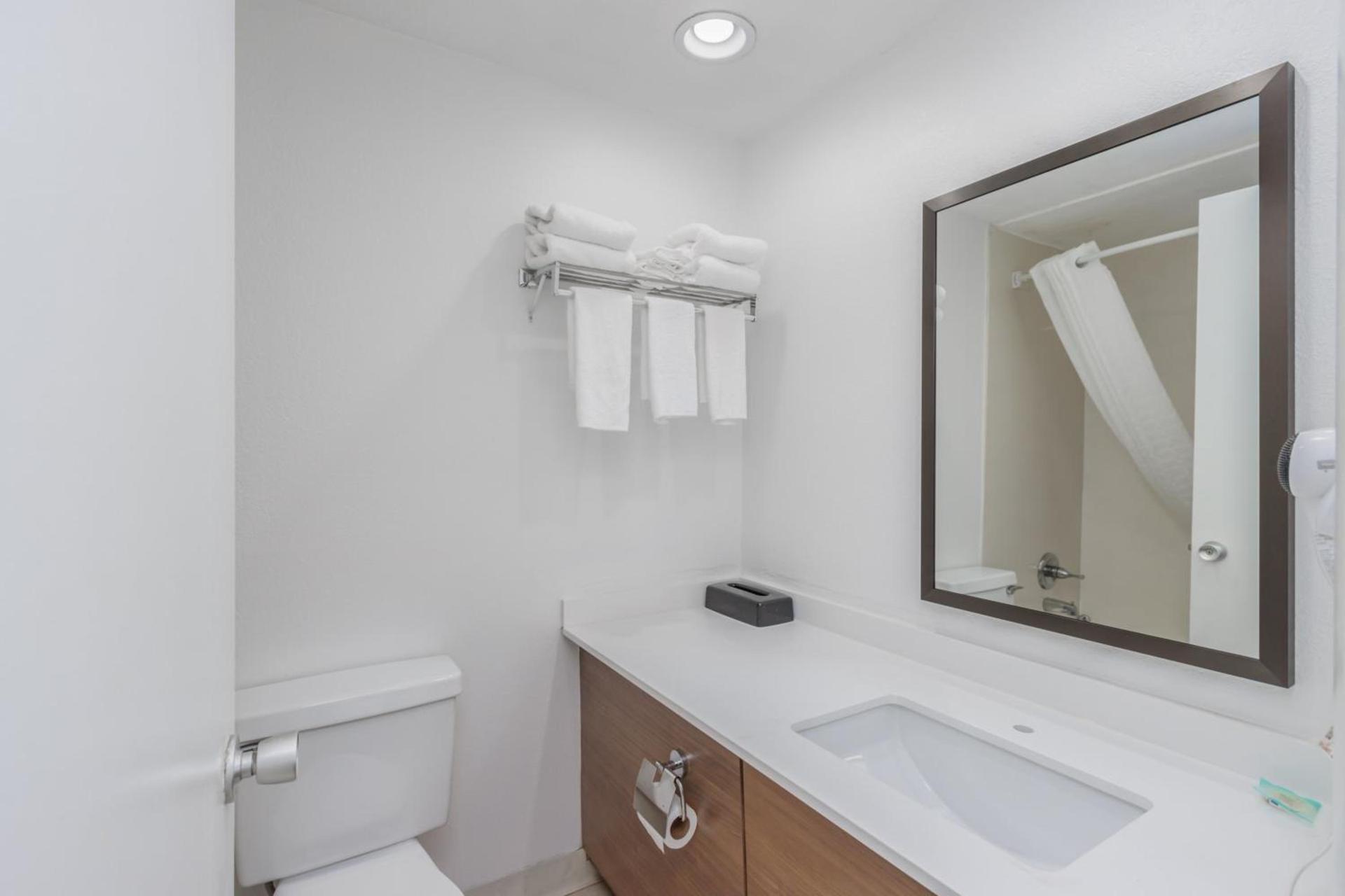 Crossroads Inn & Suites photo 68