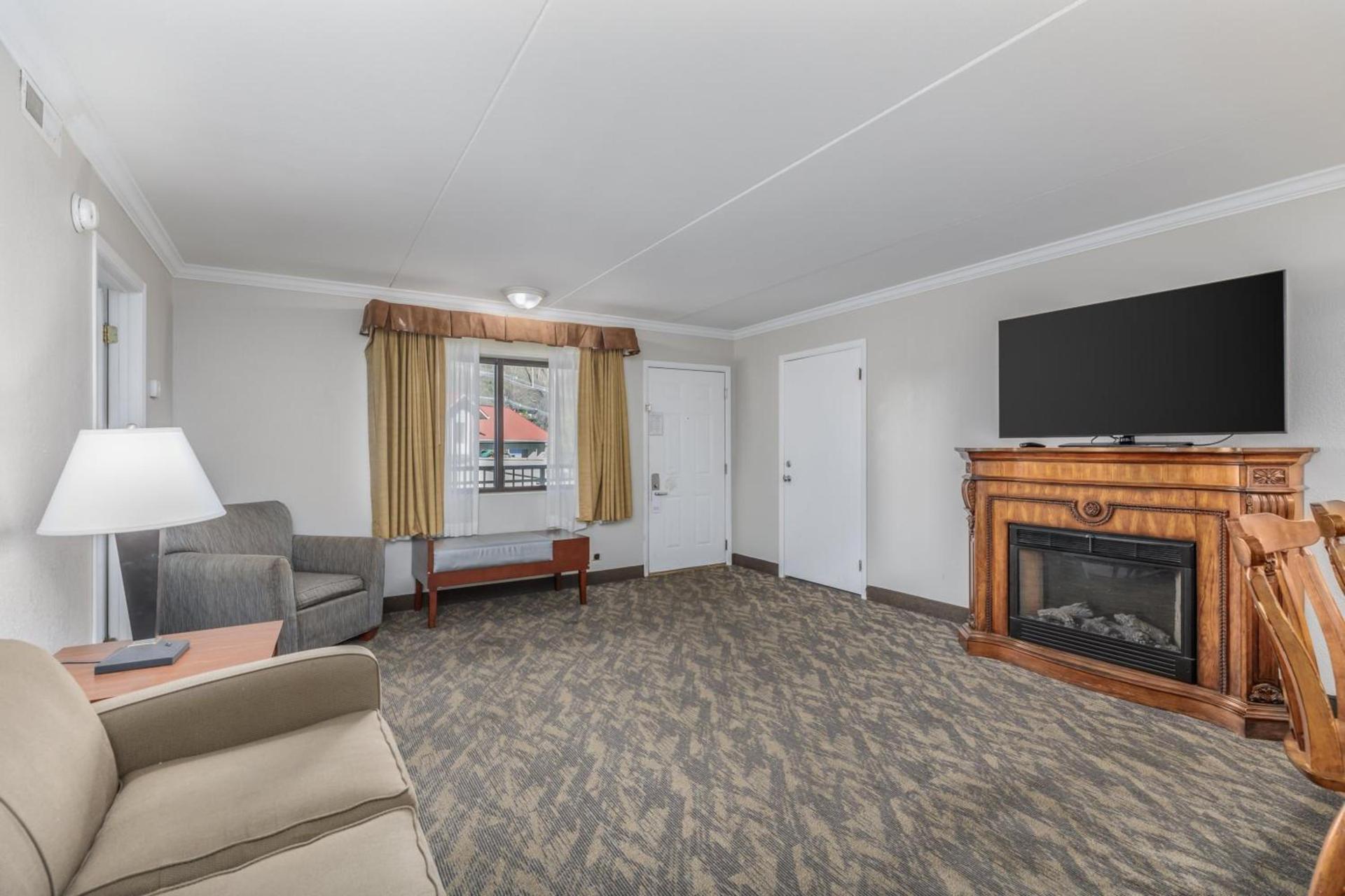 Crossroads Inn & Suites photo 73