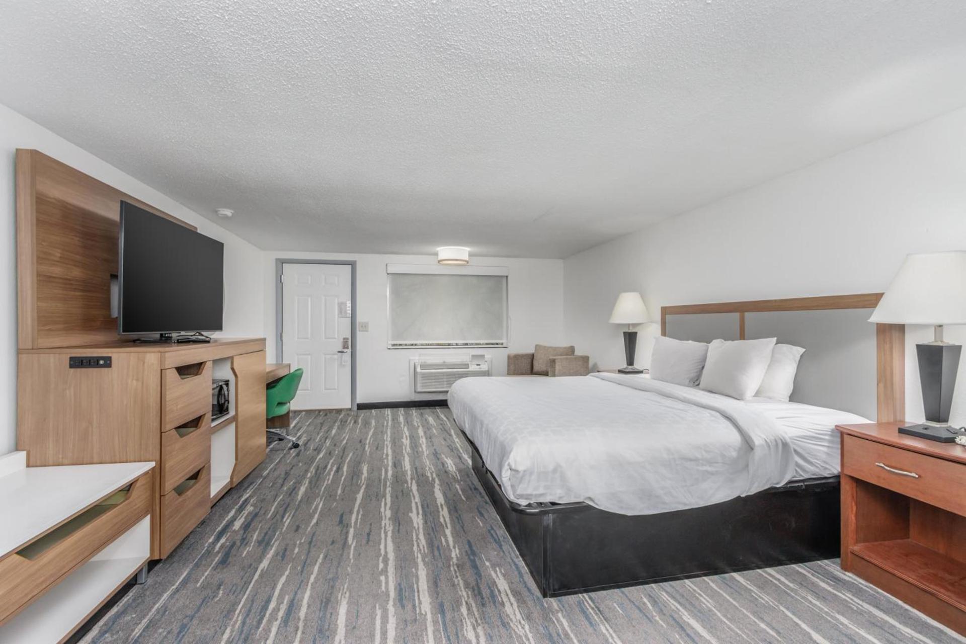 Crossroads Inn & Suites photo 82