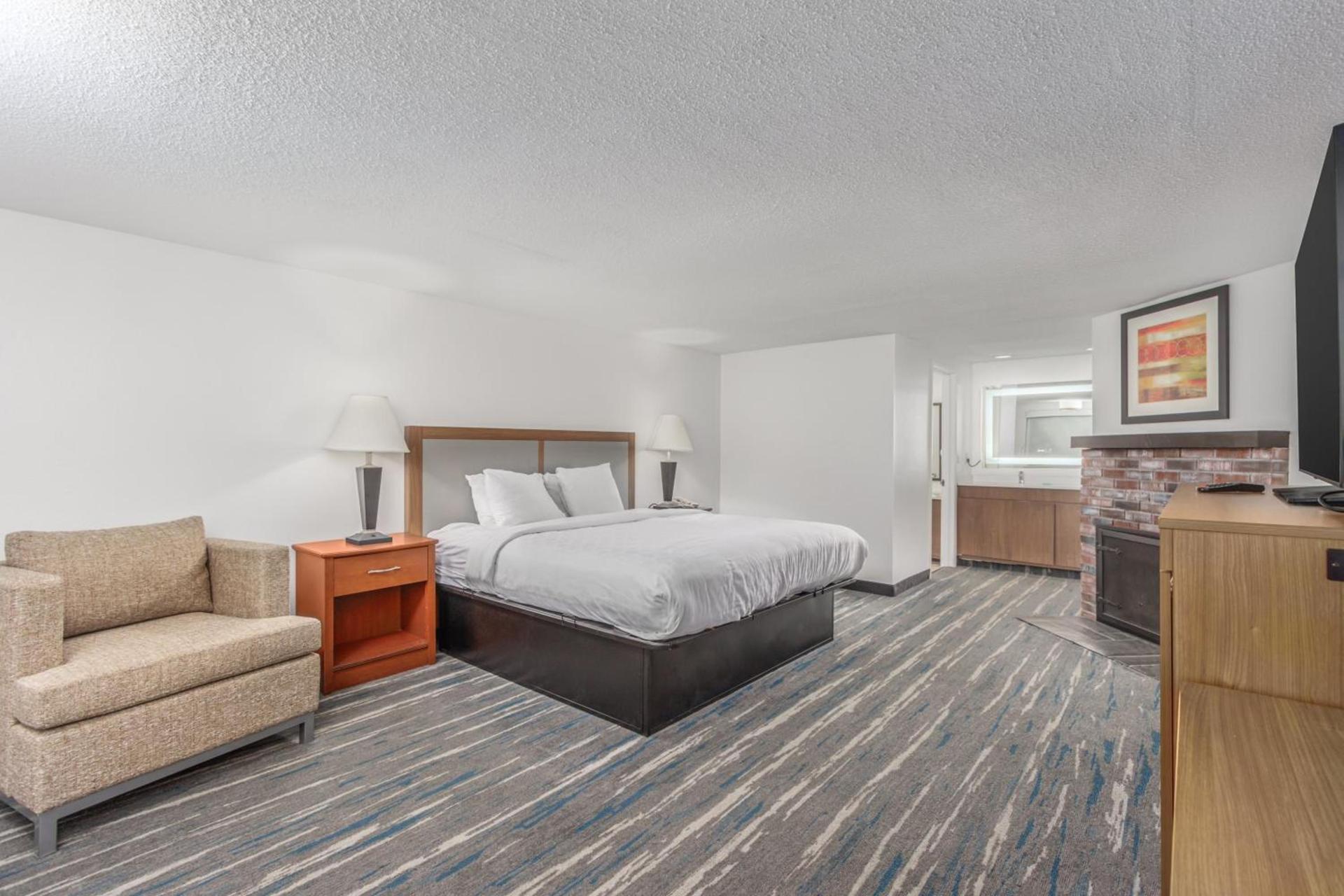 Crossroads Inn & Suites photo 80