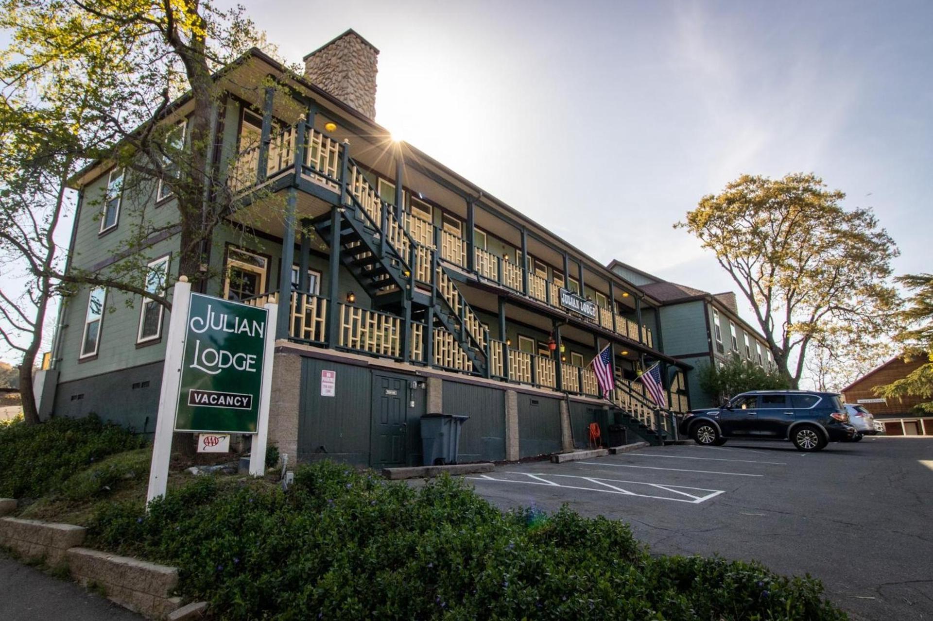 Julian Lodge photo 2