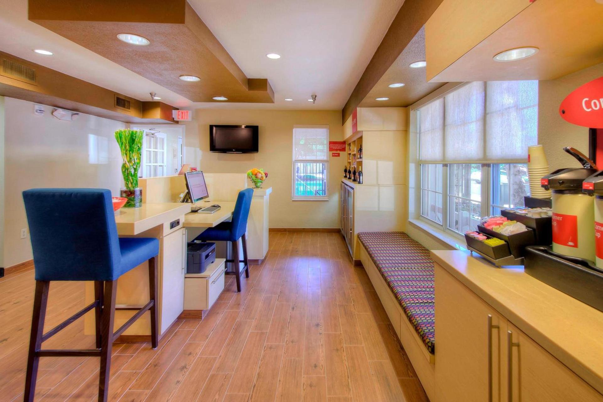 TownePlace Suites Raleigh Cary/Weston Parkway photo 2