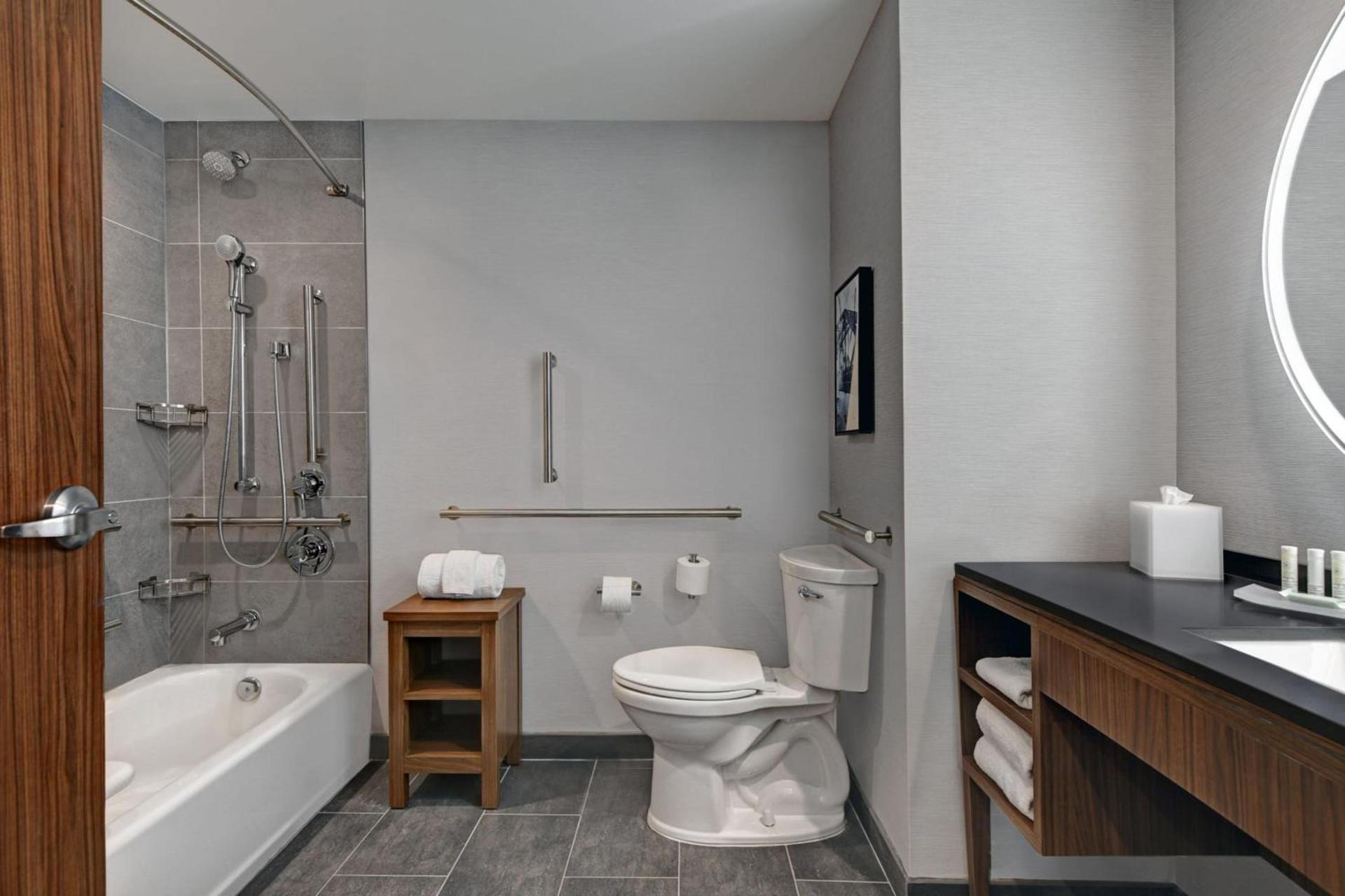 Courtyard by Marriott Hamilton photo 4