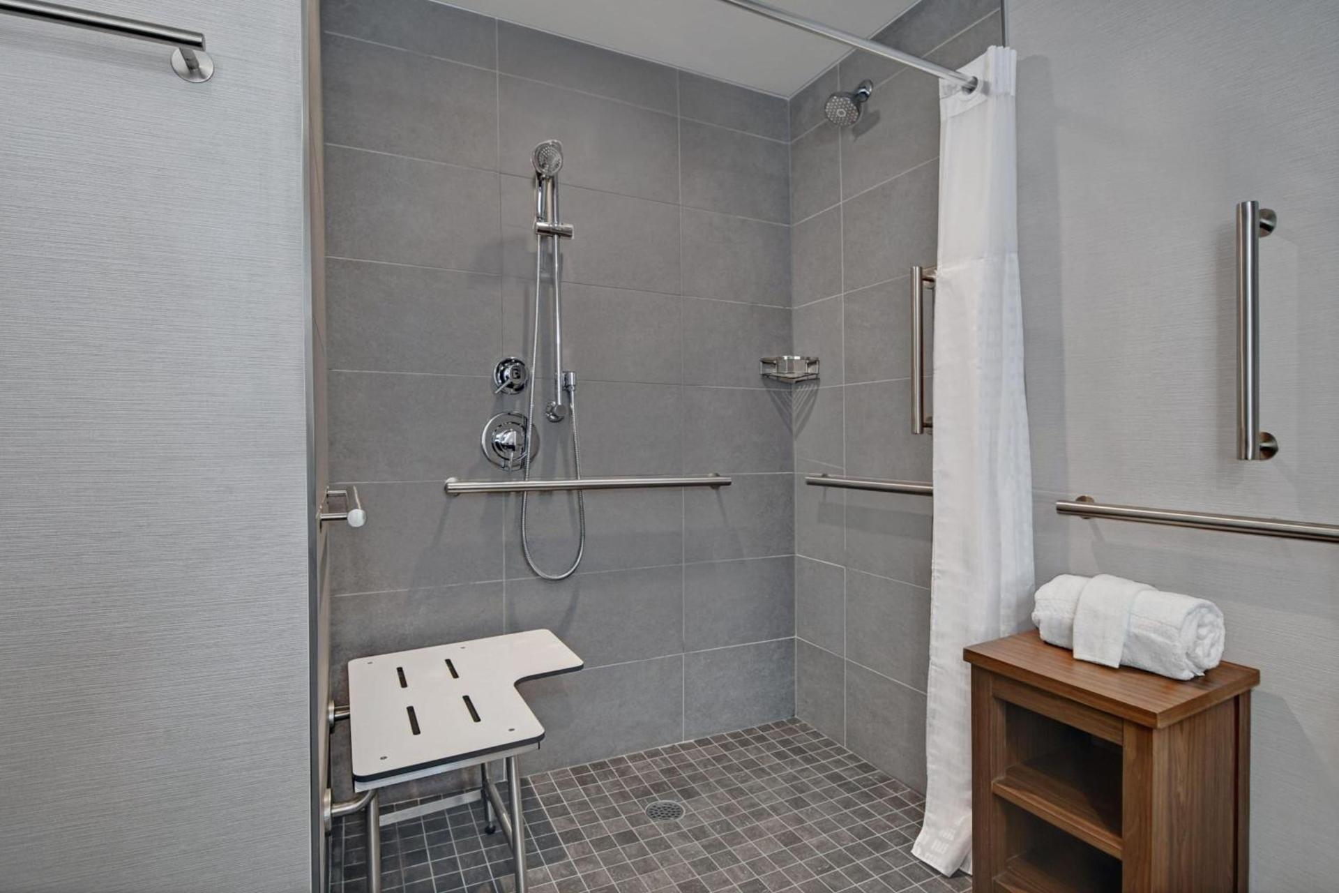 Courtyard by Marriott Hamilton photo 17