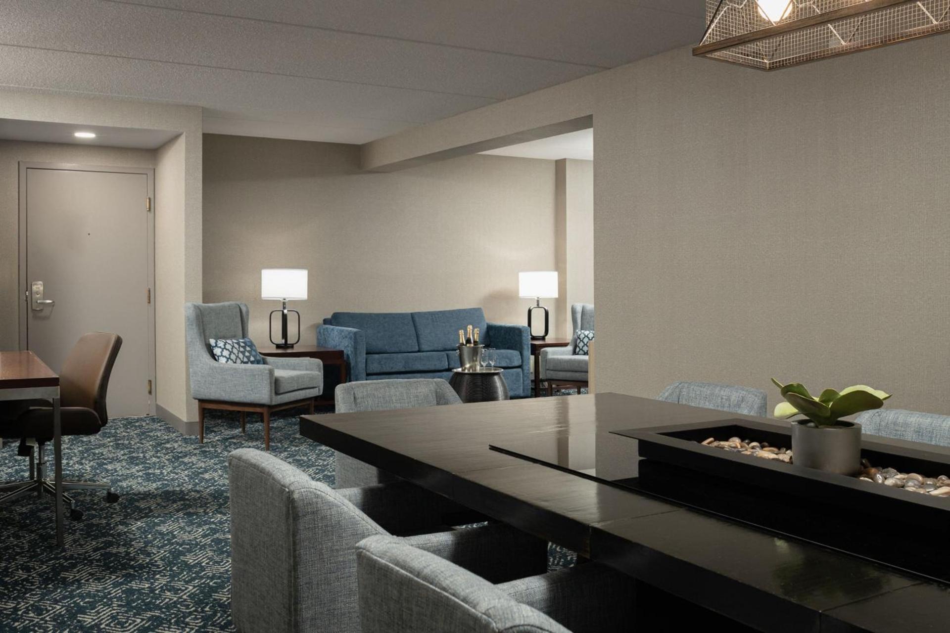 Four Points by Sheraton Milwaukee North Shore photo 22