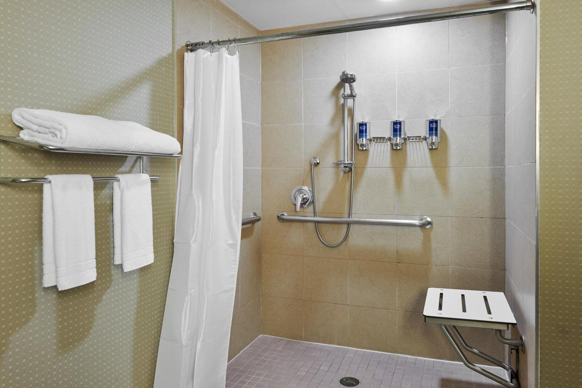 Four Points by Sheraton Milwaukee North Shore photo 18