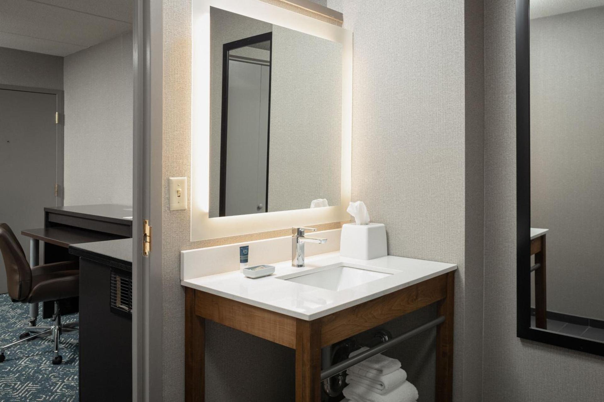 Four Points by Sheraton Milwaukee North Shore photo 23