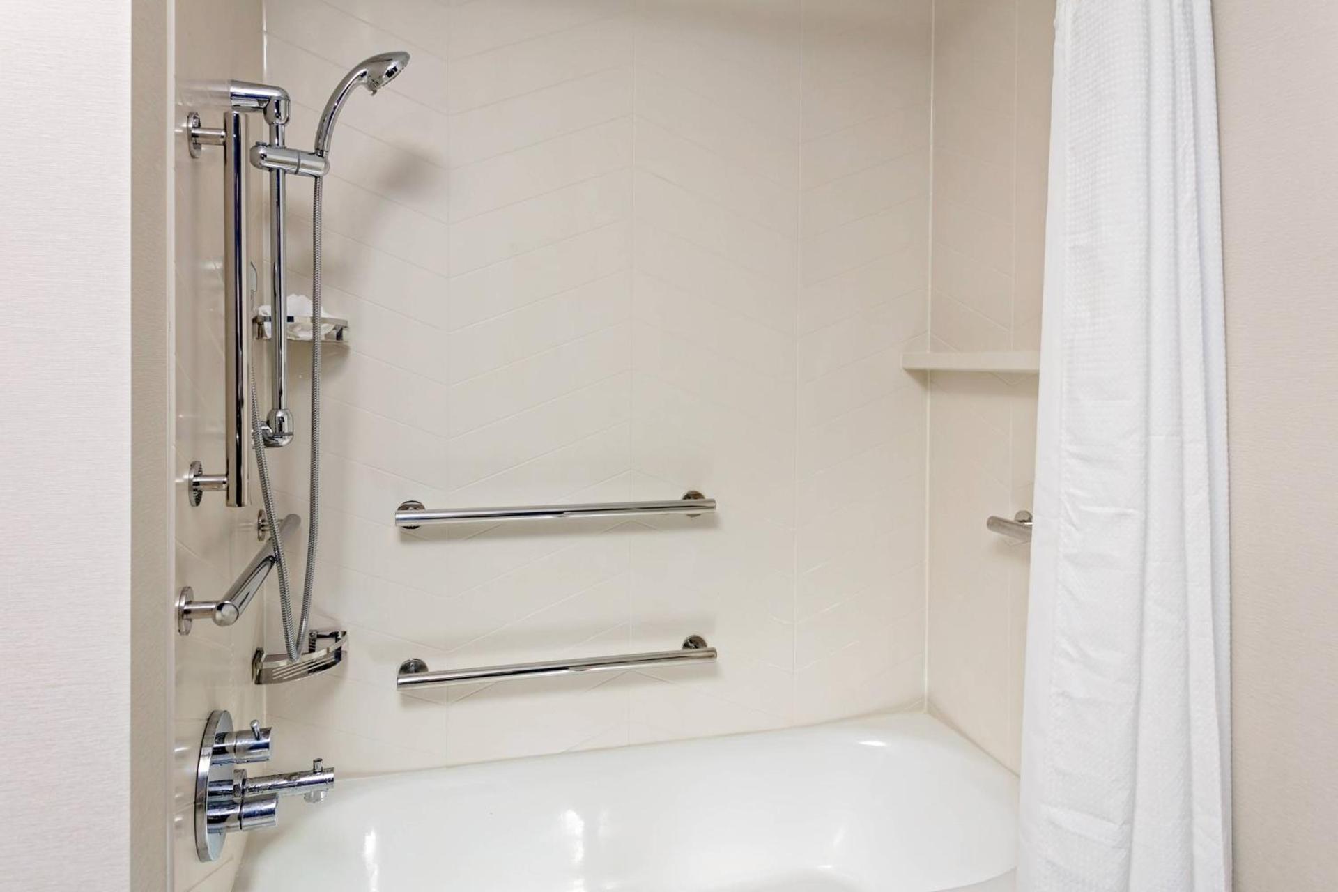 Fairfield by Marriott Port Clinton Waterfront photo 10