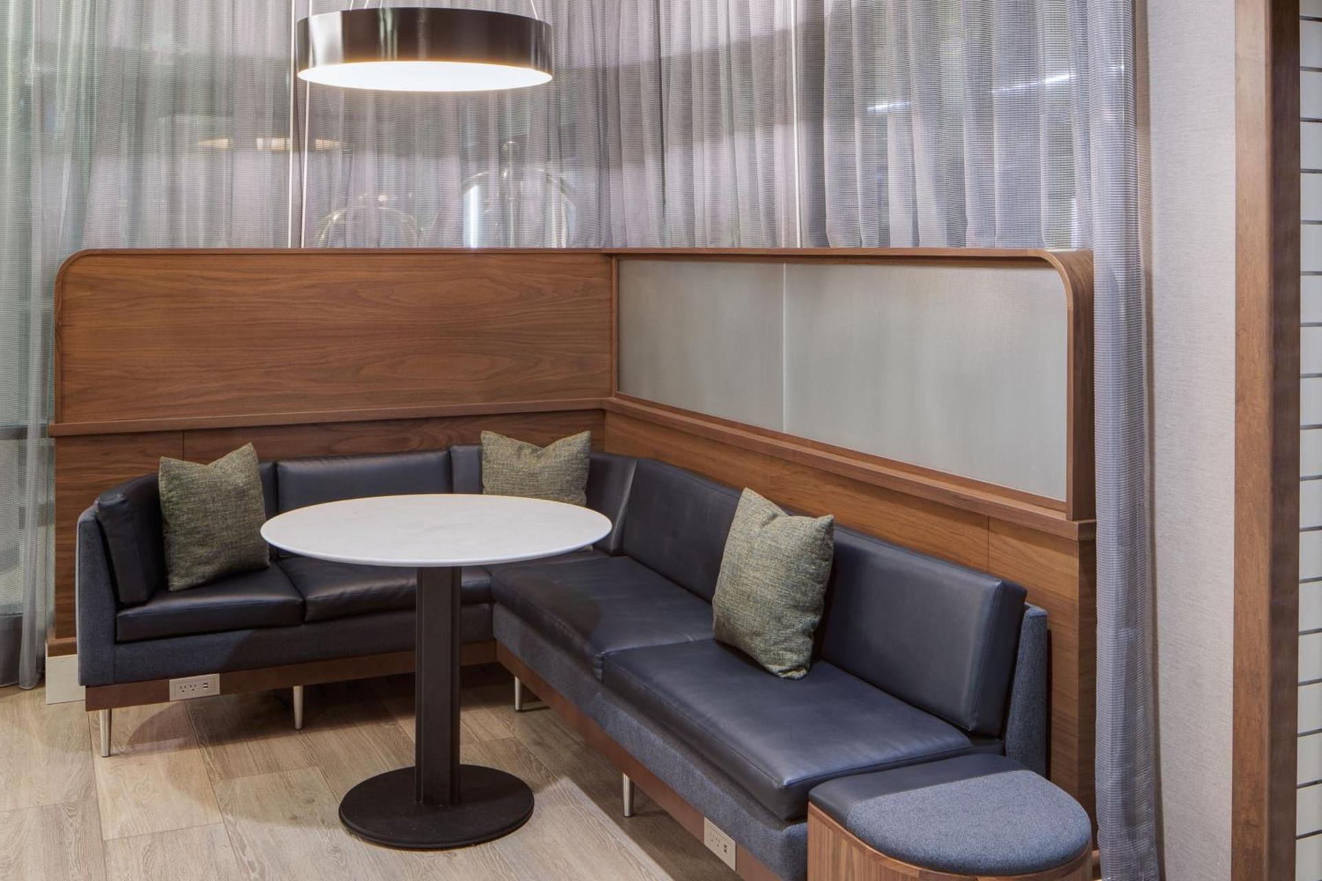 Courtyard by Marriott Chicago Downtown/River North photo 7