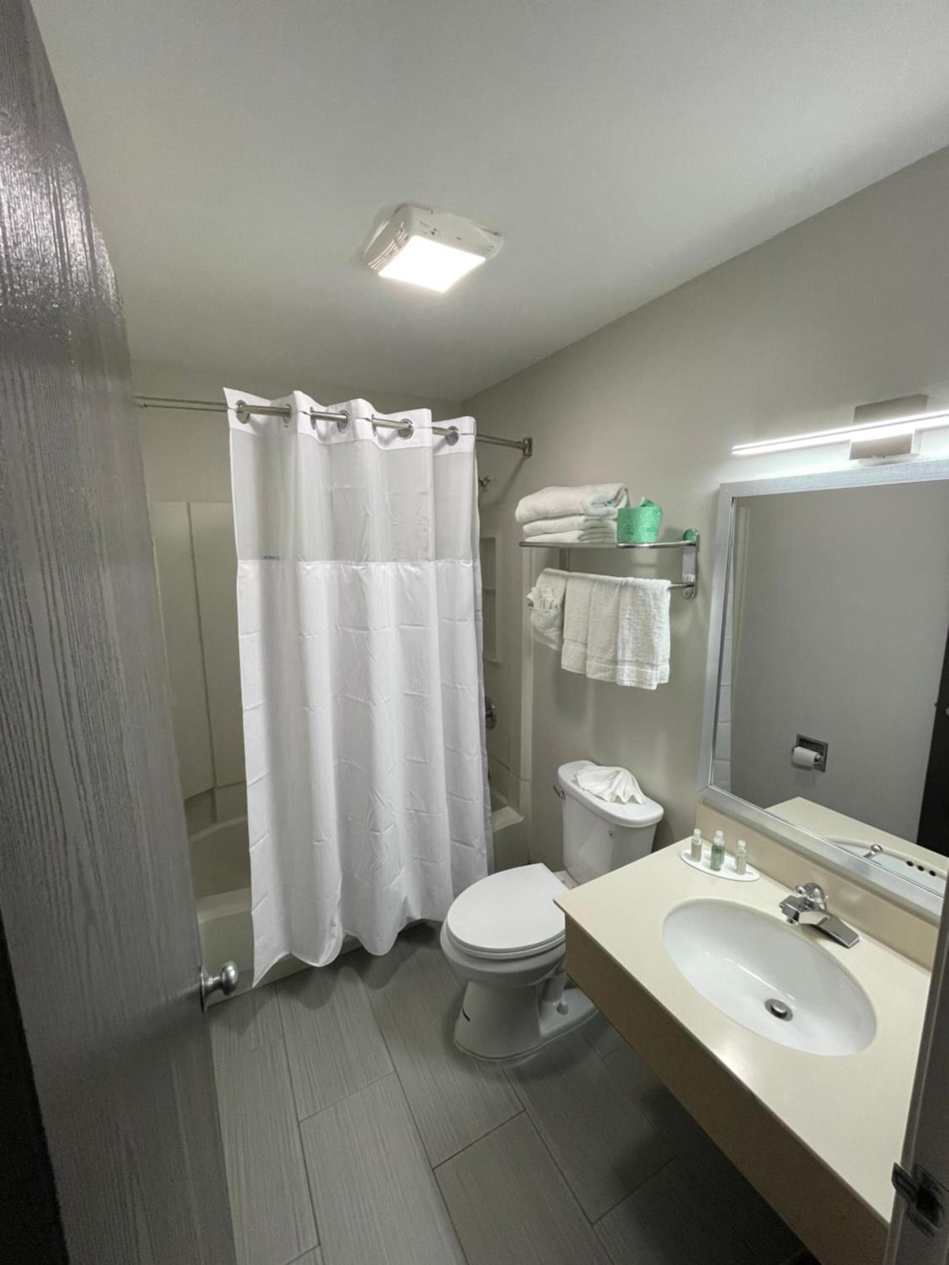 Baymont by Wyndham Branford/New Haven photo 27