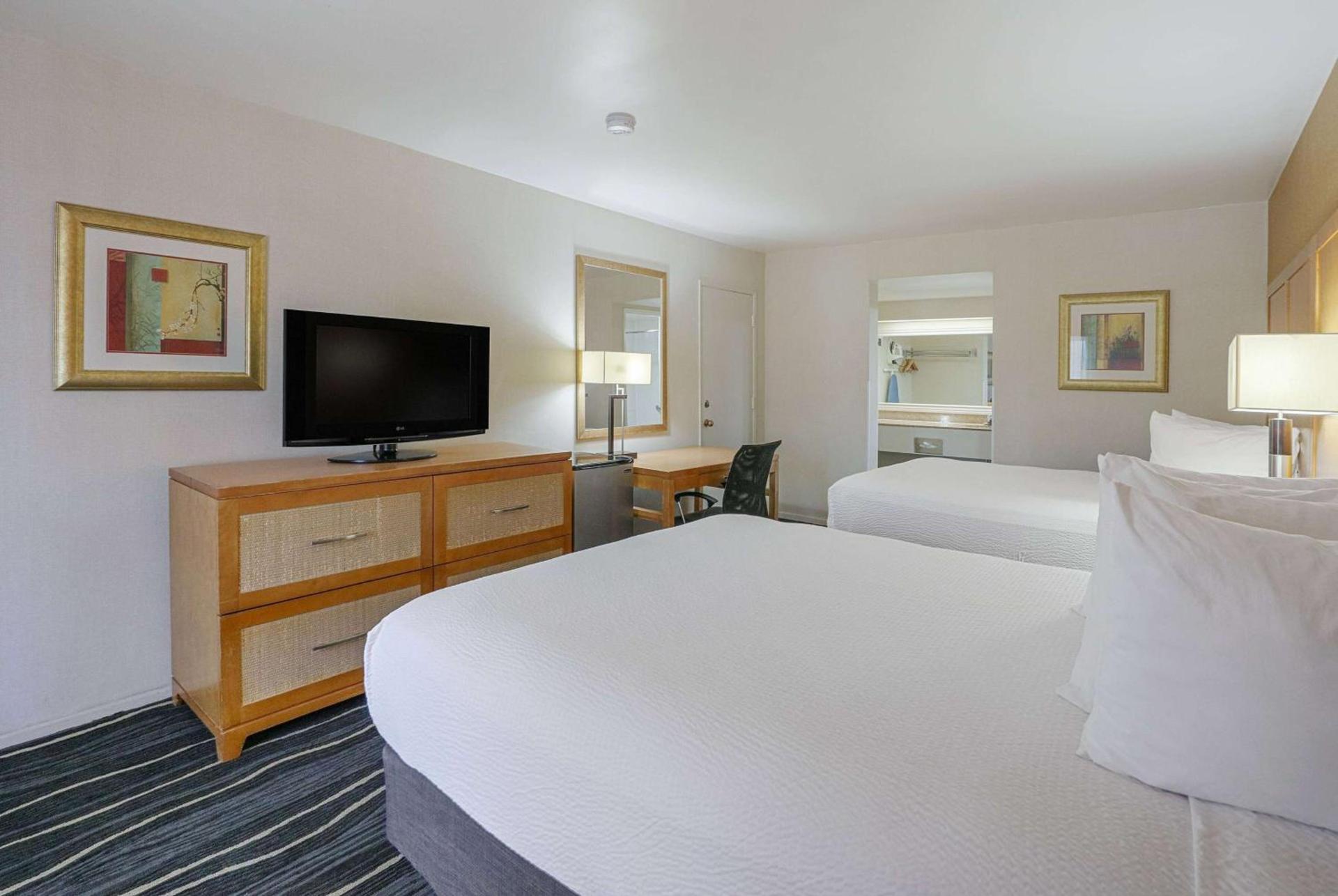 Ramada by Wyndham Costa Mesa/Newport Beach photo 7