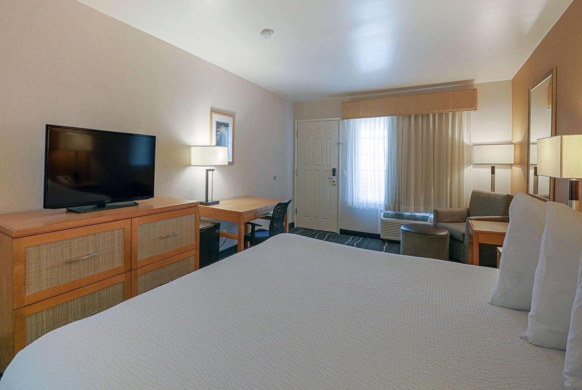 Ramada by Wyndham Costa Mesa/Newport Beach photo 8