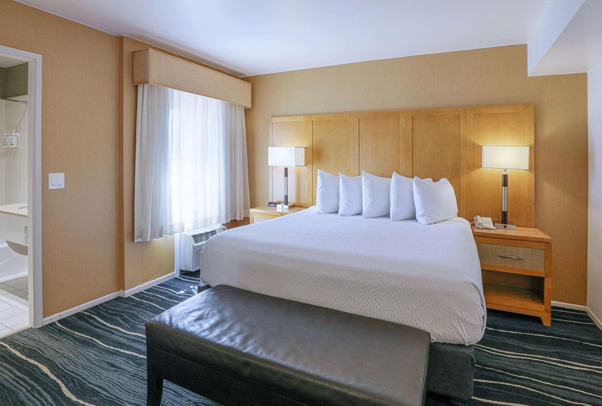 Ramada by Wyndham Costa Mesa/Newport Beach photo 9