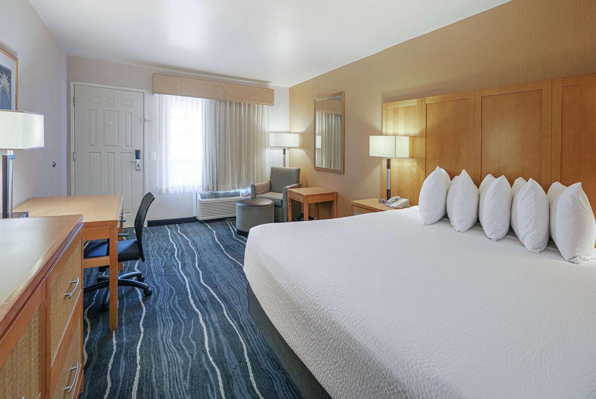 Ramada by Wyndham Costa Mesa/Newport Beach photo 10