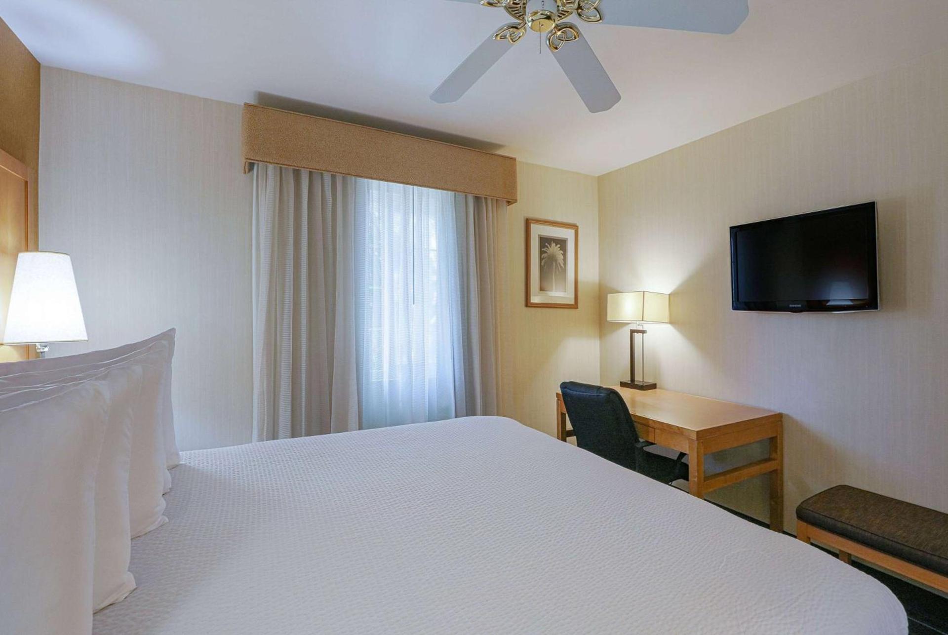 Ramada by Wyndham Costa Mesa/Newport Beach photo 11