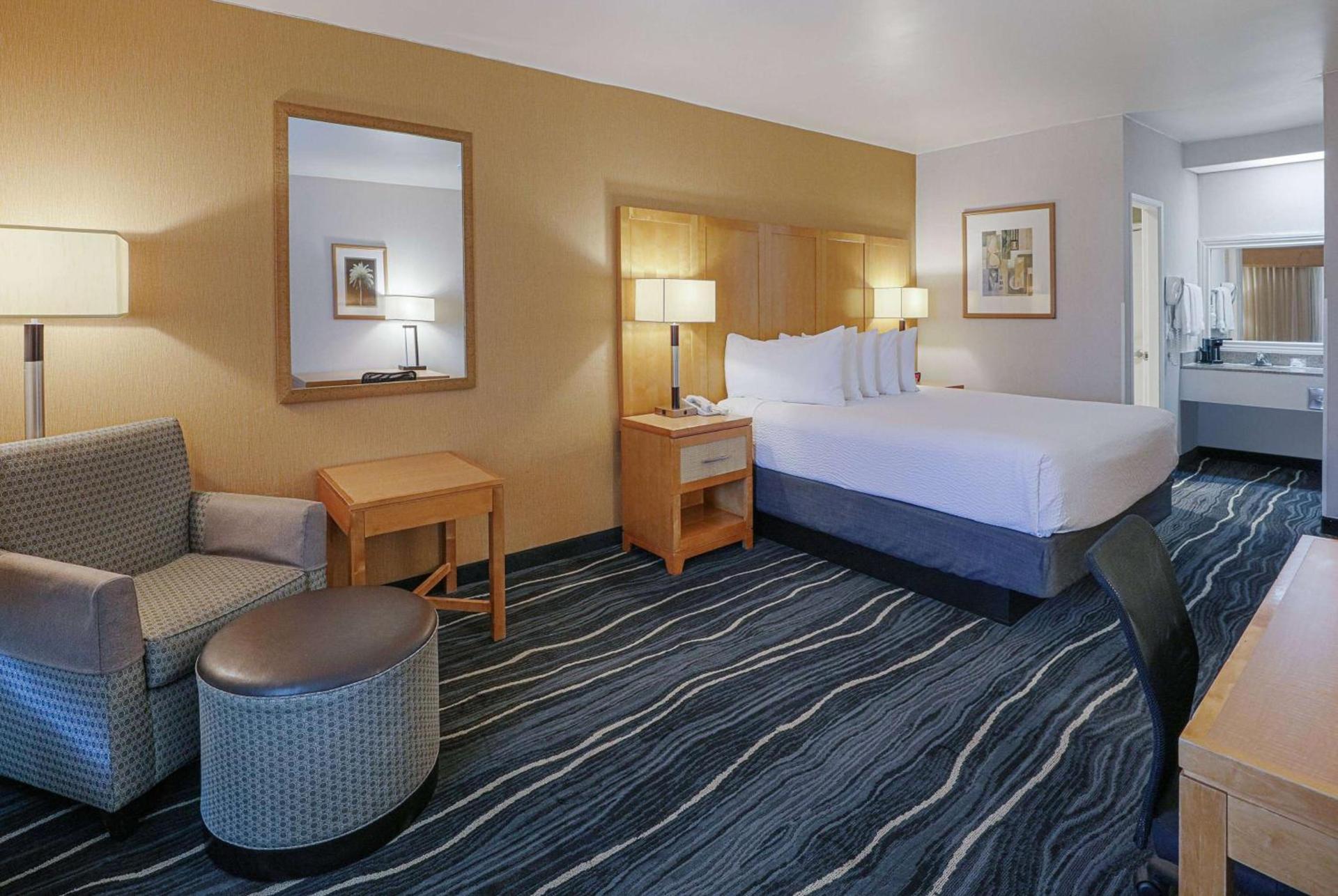 Ramada by Wyndham Costa Mesa/Newport Beach photo 13