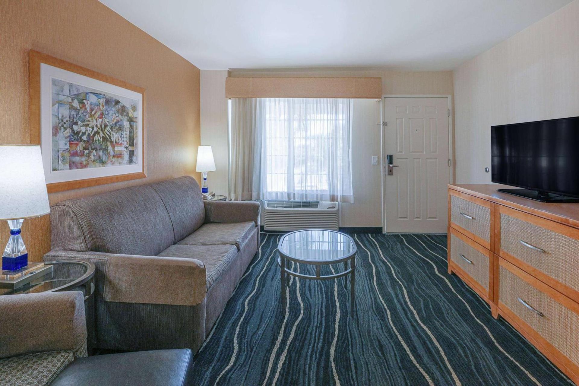 Ramada by Wyndham Costa Mesa/Newport Beach photo 16