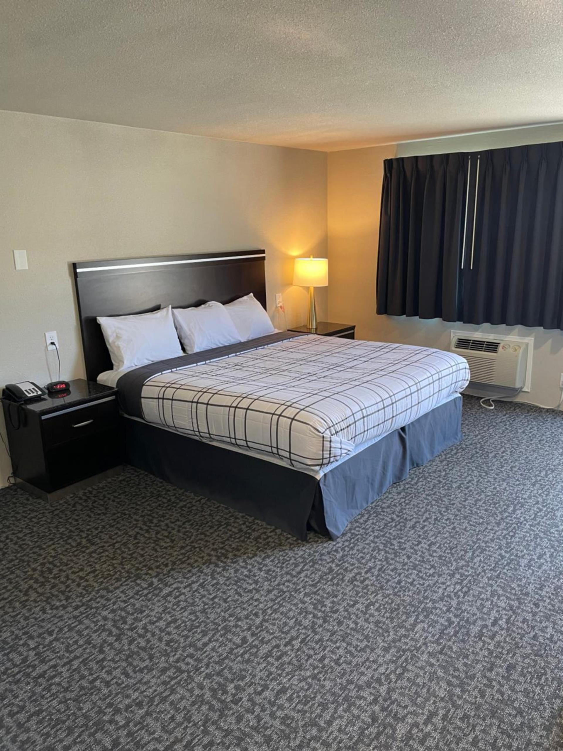 Royal Inn Eugene- Airport photo 1