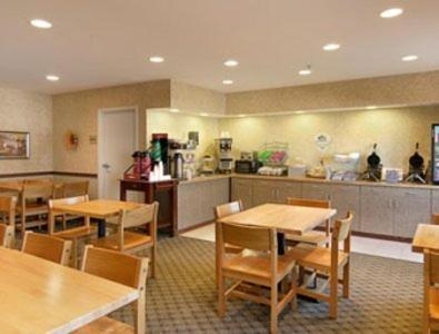 Super 8 by Wyndham Topeka at Forbes Landing photo 42