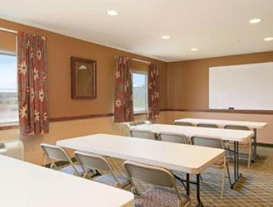 Super 8 by Wyndham Topeka at Forbes Landing photo 43
